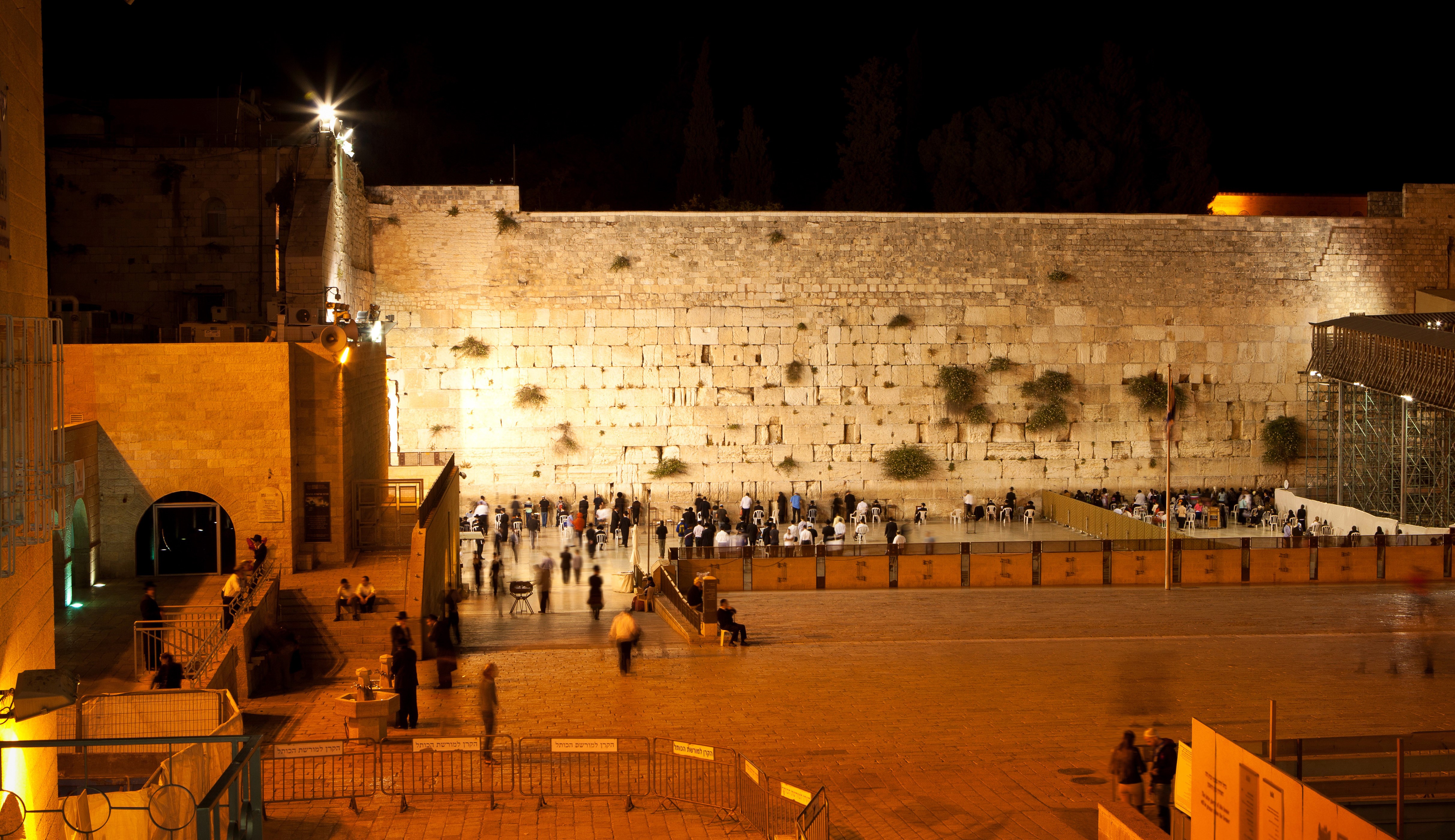 4K Night view of the Western Wall in Jerusalem, Israel HD Wallpaper