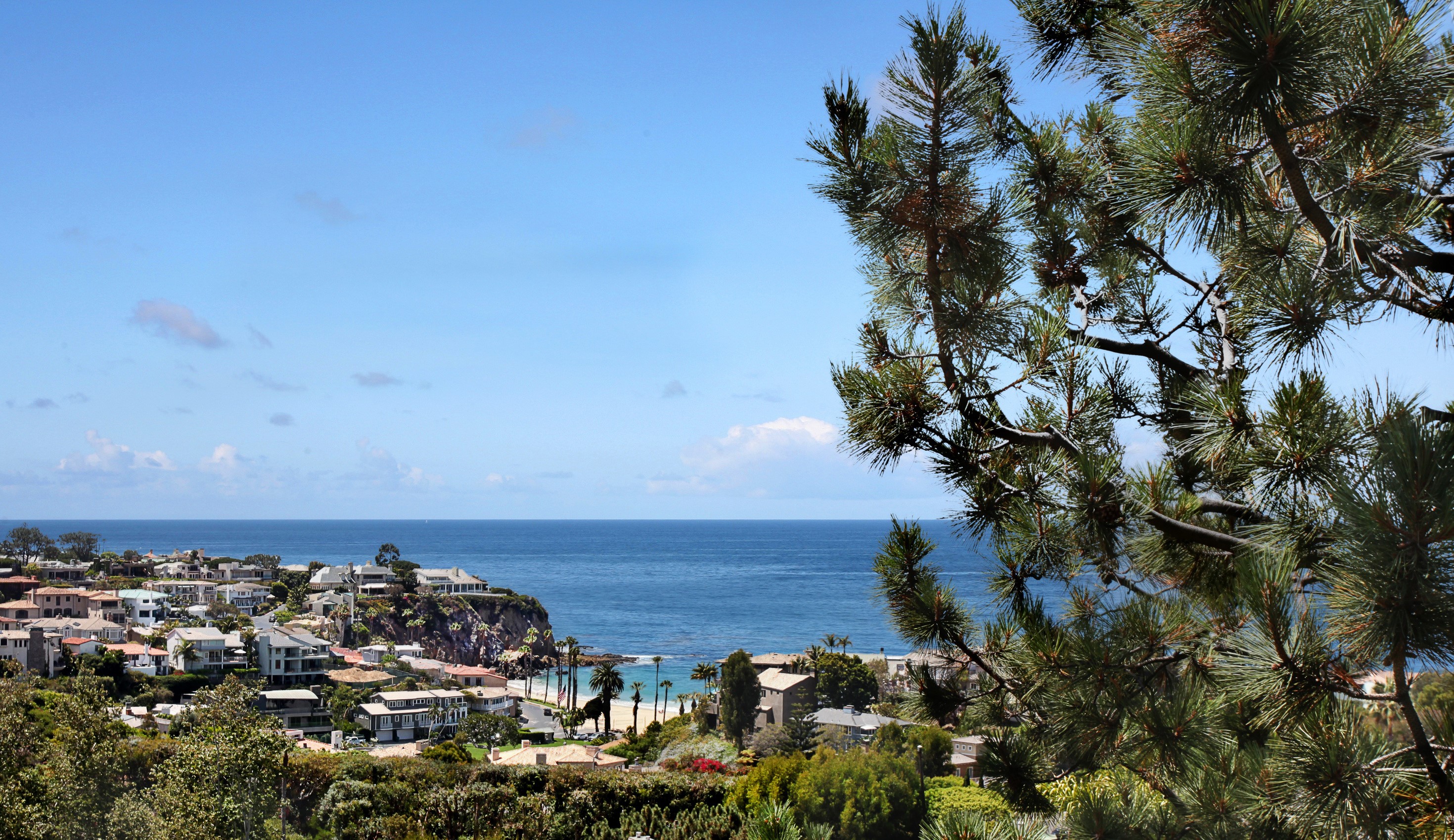 Coastal town overlooking the ocean in California HD Wallpaper