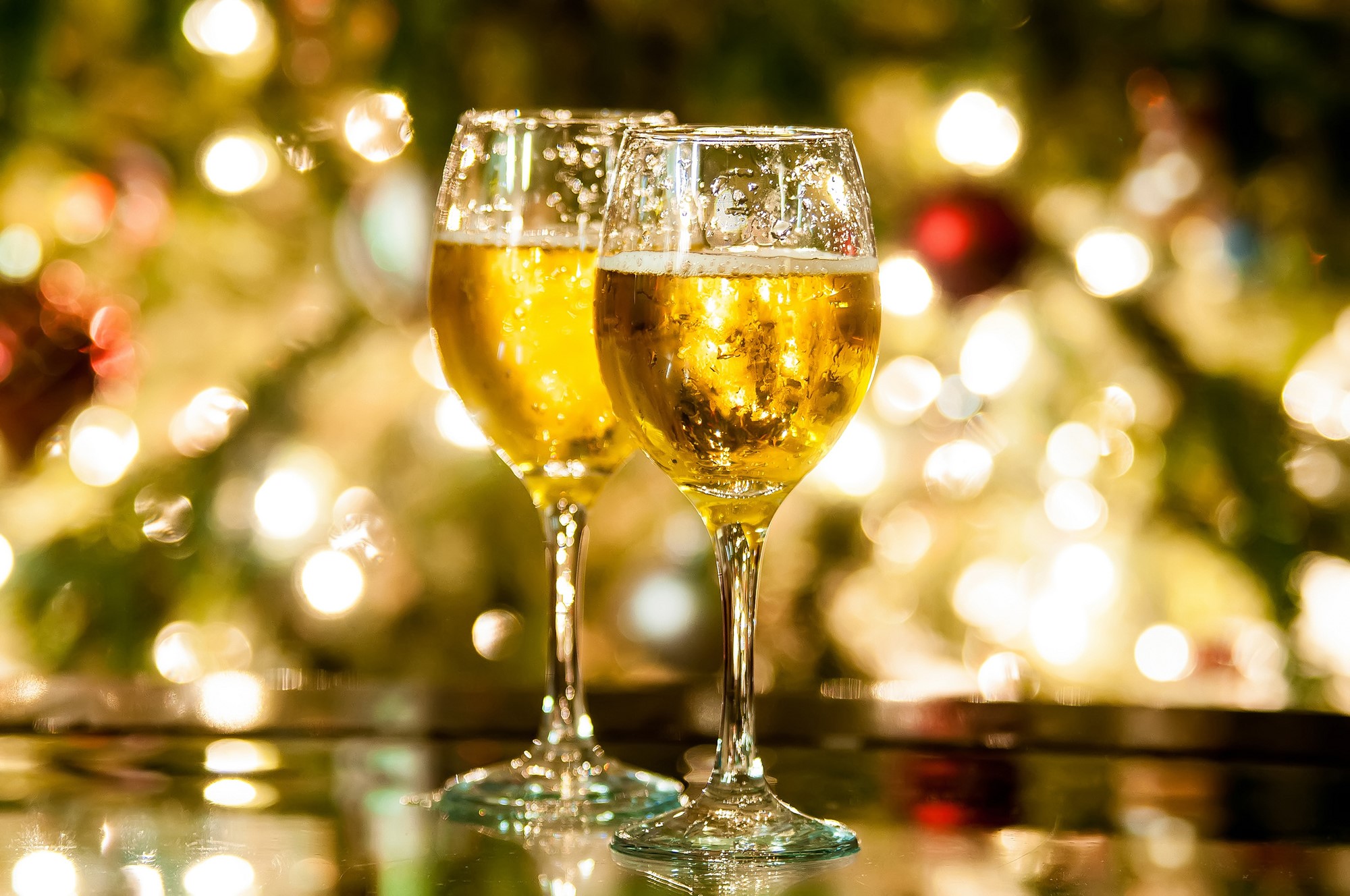 Two glasses of champagne with Christmas lights HD Wallpaper