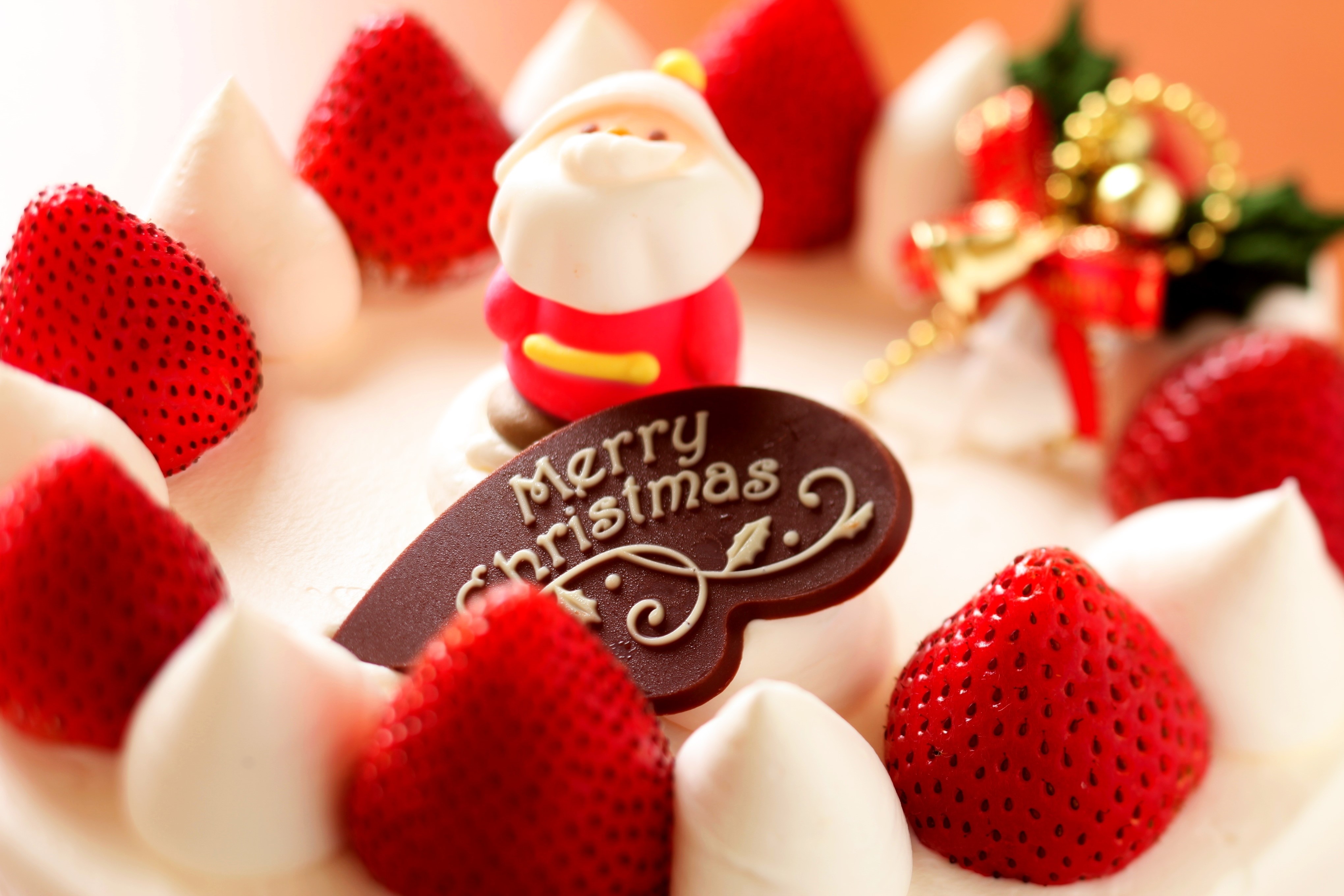 Christmas cake with Santa, strawberries, and Merry Christmas decoration HD Wallpaper