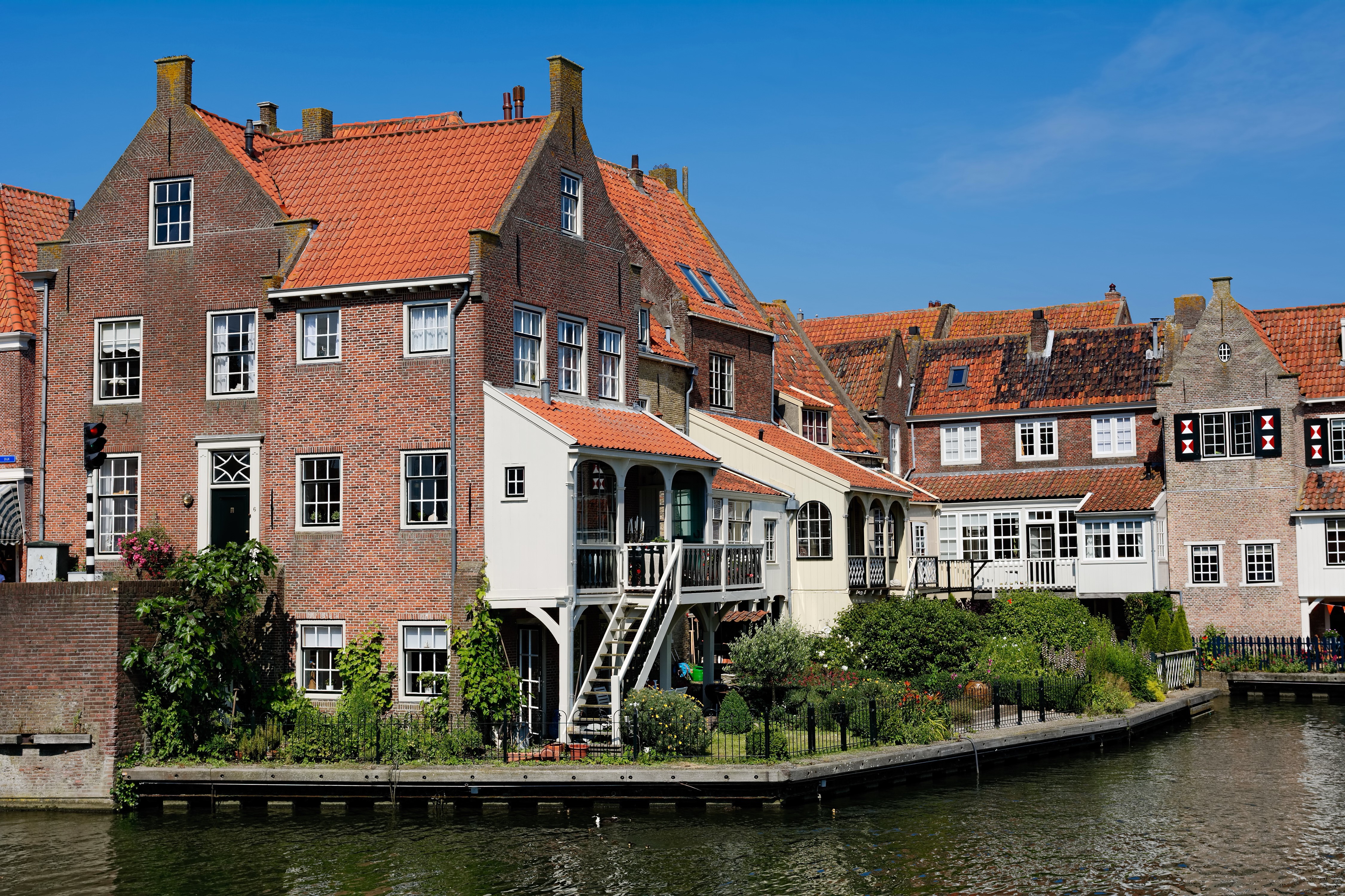 Houses on a canal in Enkhuizen, Netherlands HD Wallpaper