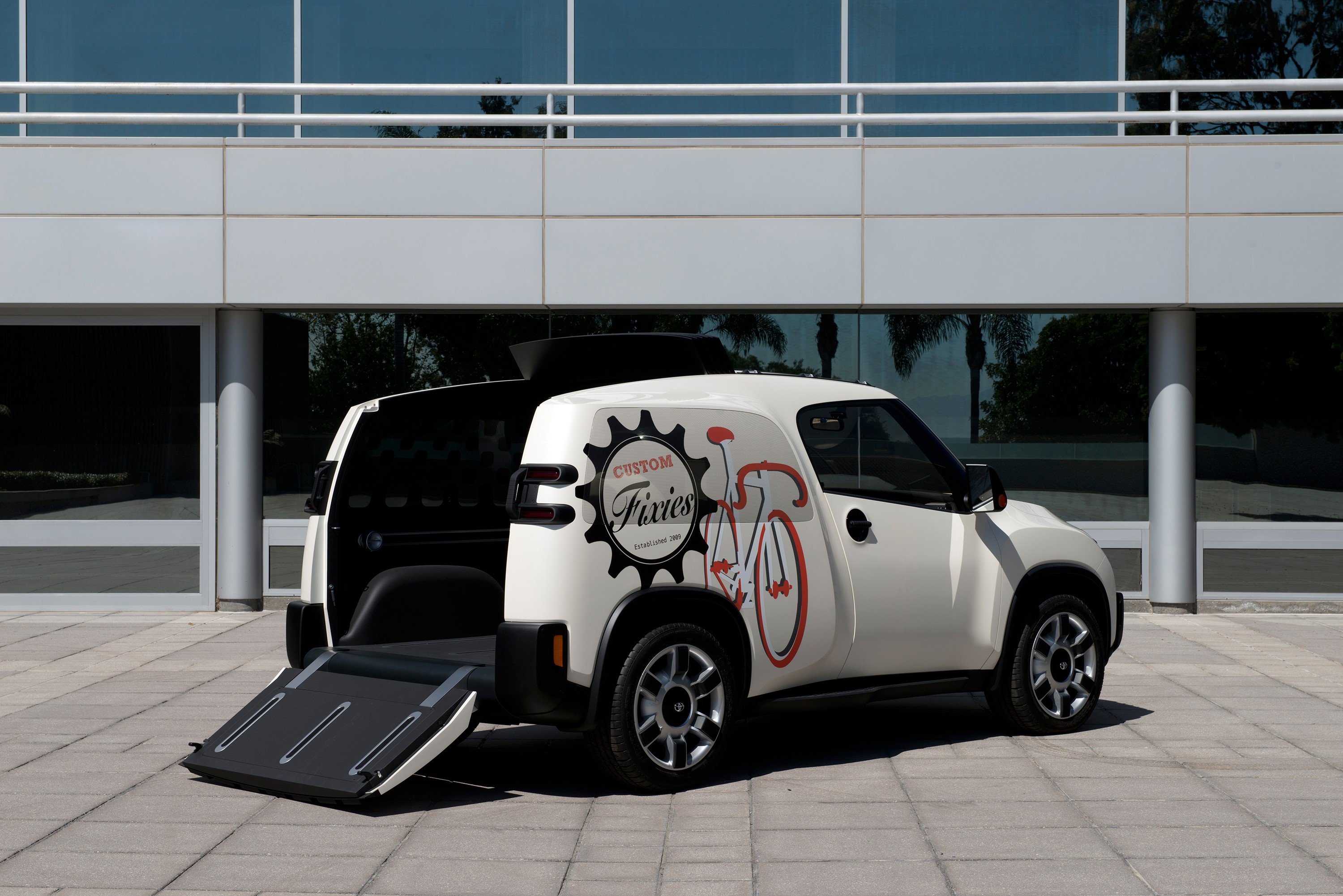 White 2014 U-squared Urban Utility with Custom Fixies logo HD Wallpaper