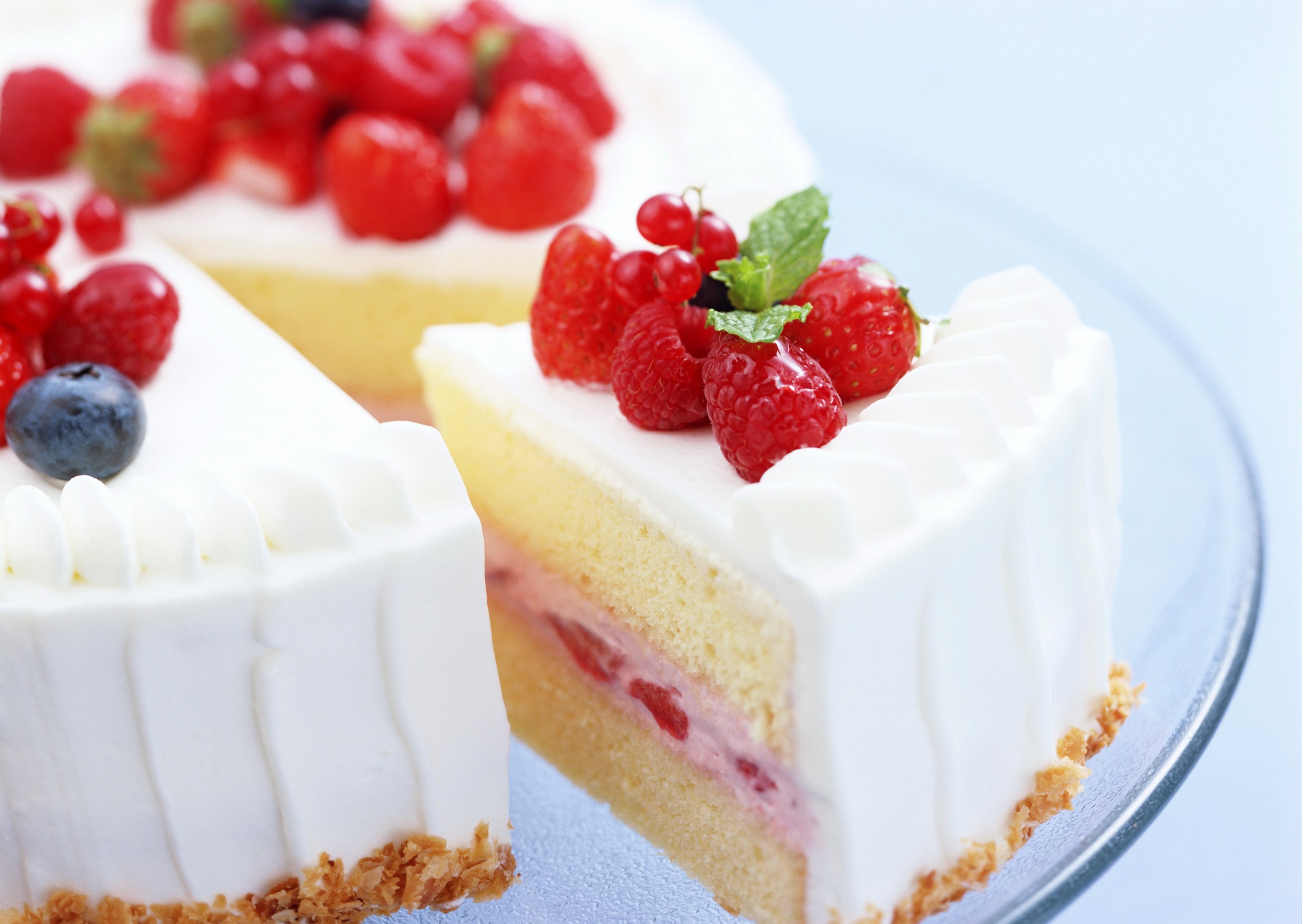 White cake with fresh berries and cream HD Wallpaper