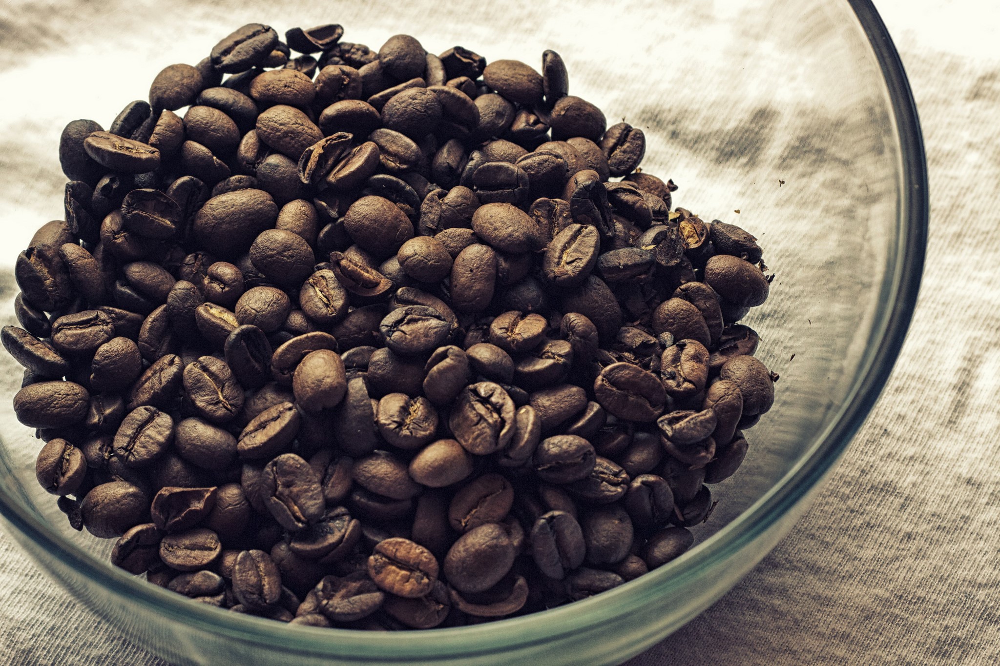 Coffee beans in a glass bowl HD Wallpaper