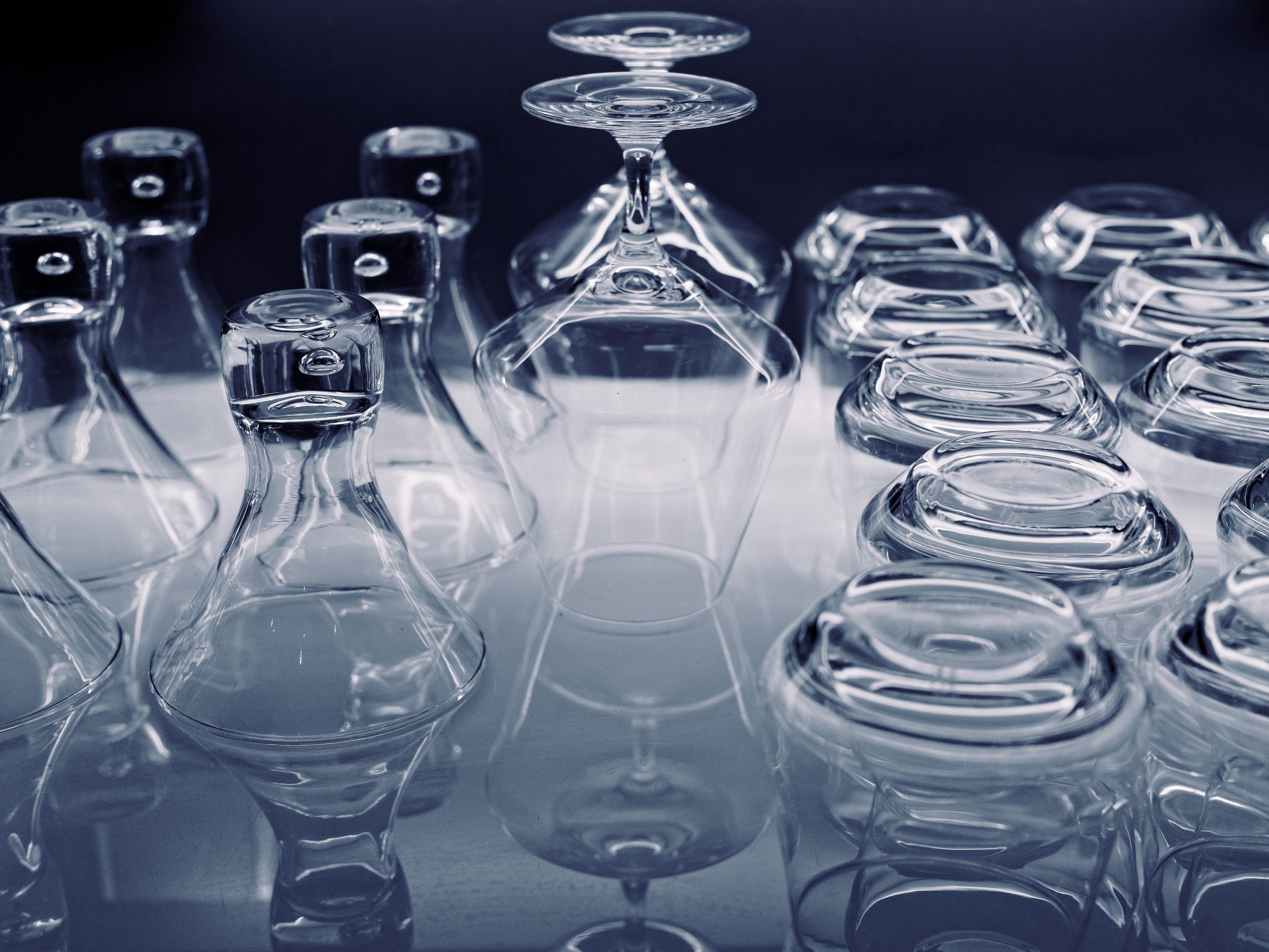 Glassware arrangement with wine glasses and shot glasses HD Wallpaper
