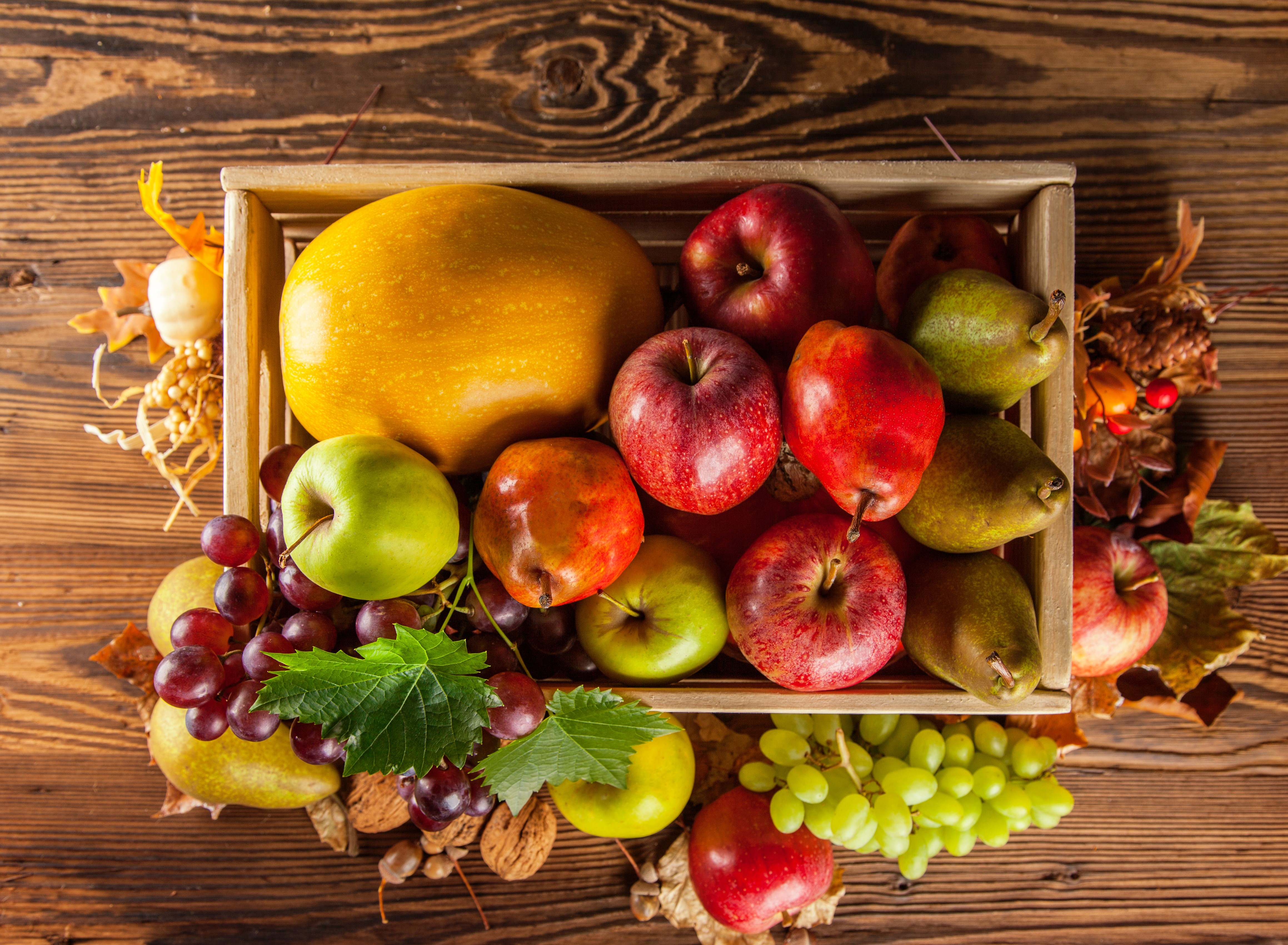 Autumn fruit in a wooden crate HD Wallpaper