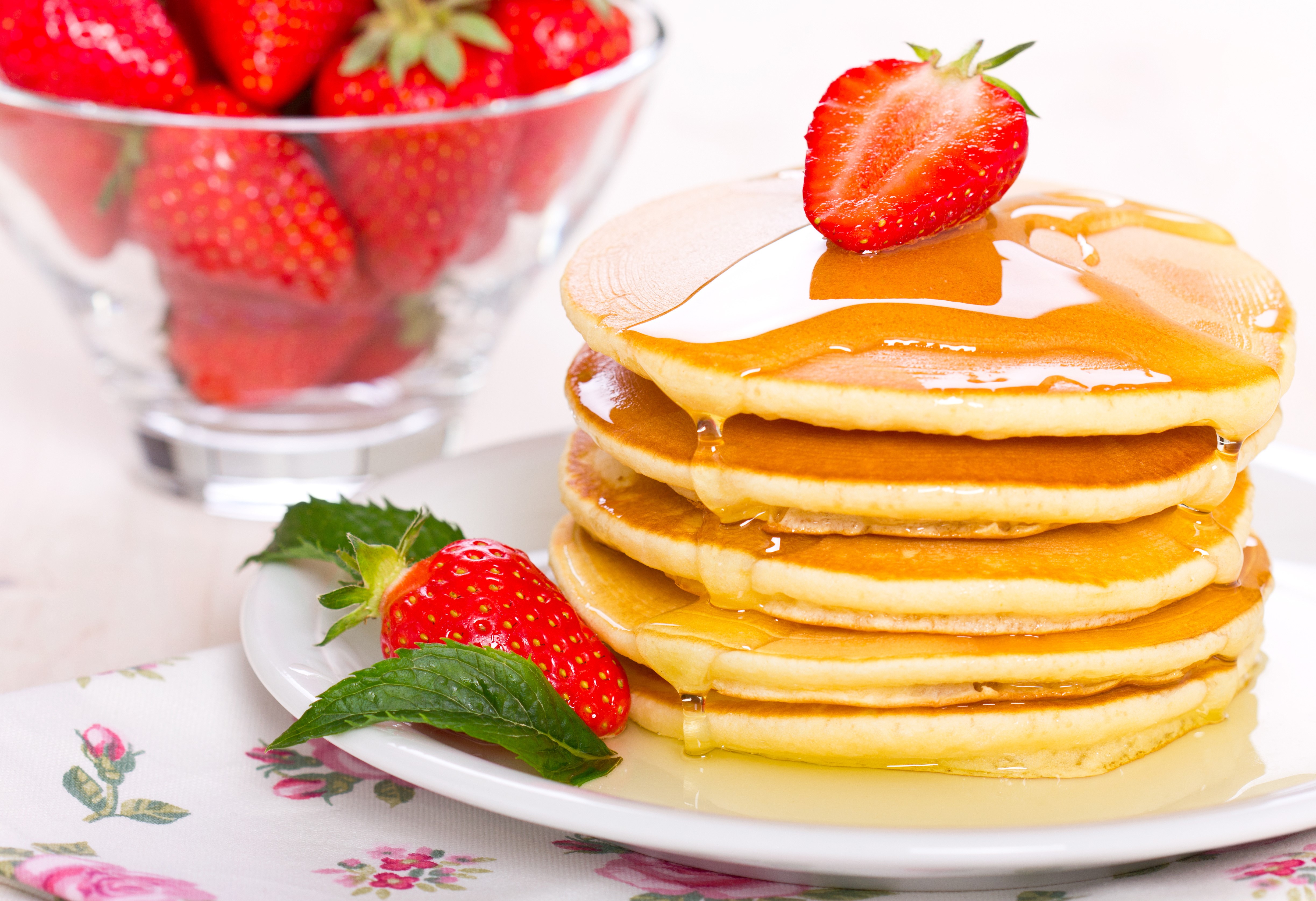 Pancakes with Strawberries and Honey HD Wallpaper
