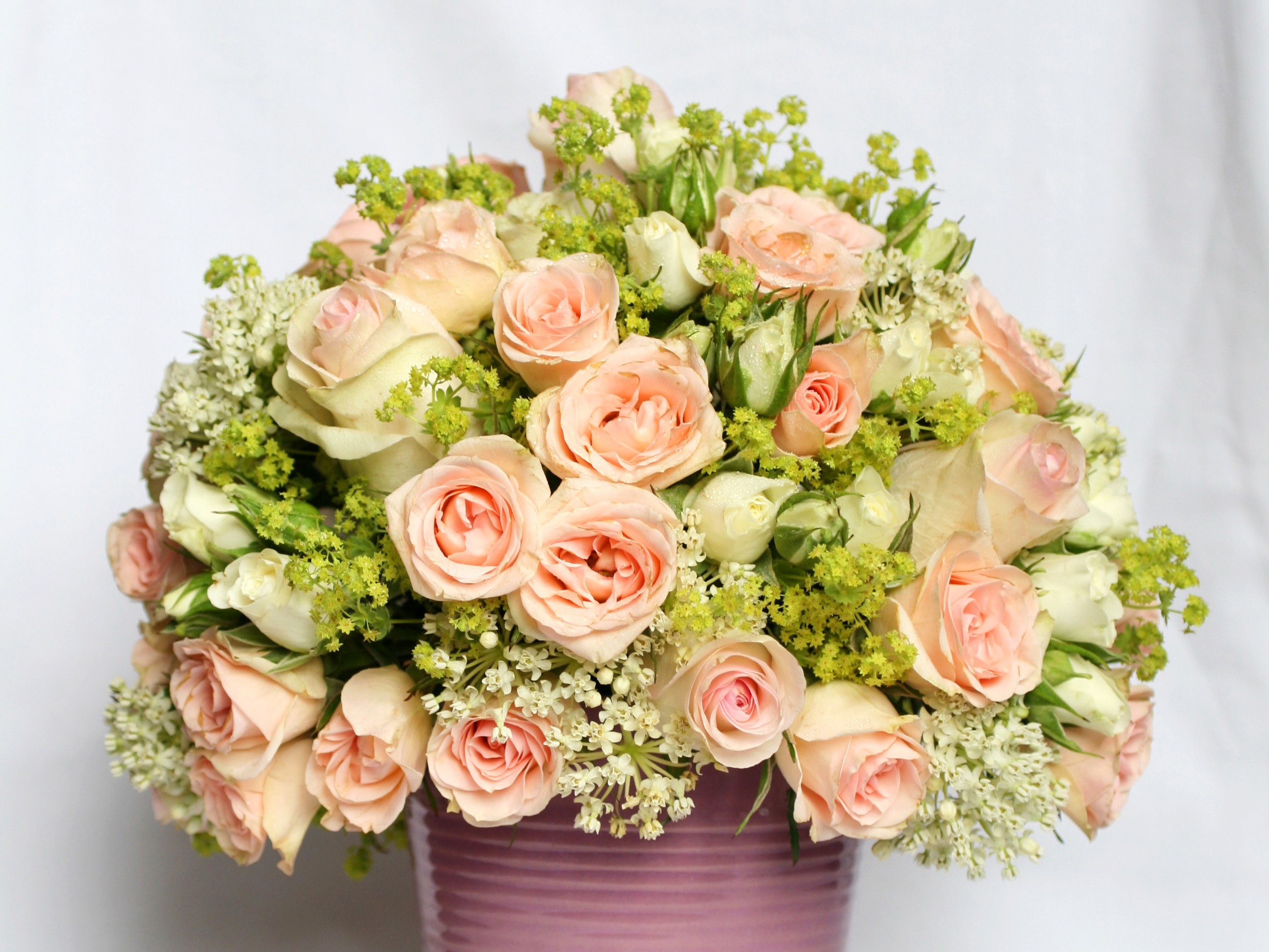 Bouquet of peach and white roses HD Wallpaper