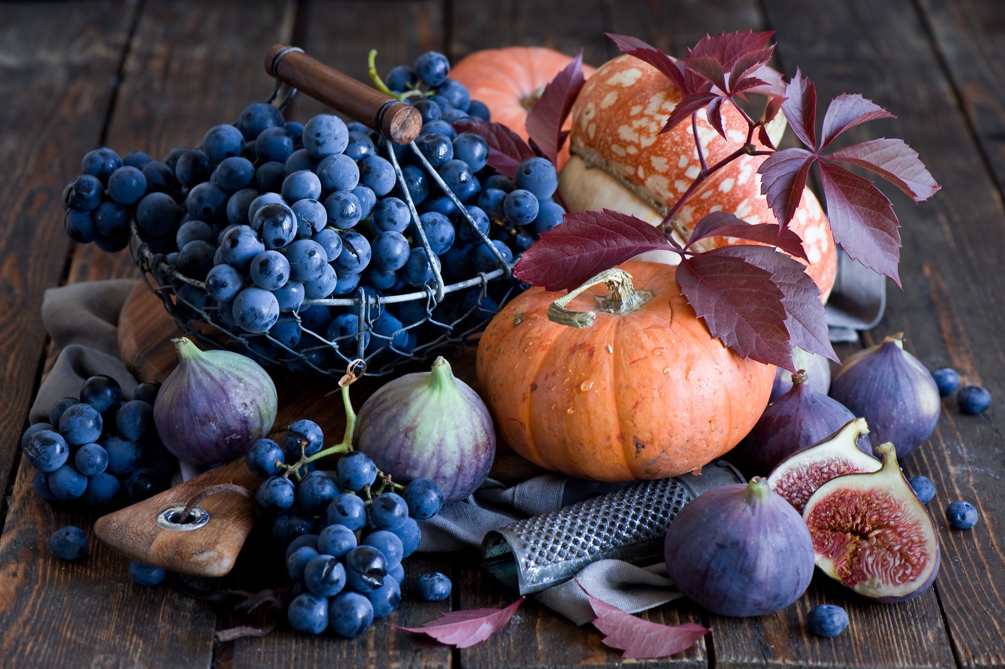 Grapes, figs, and pumpkins on a wooden table HD Wallpaper