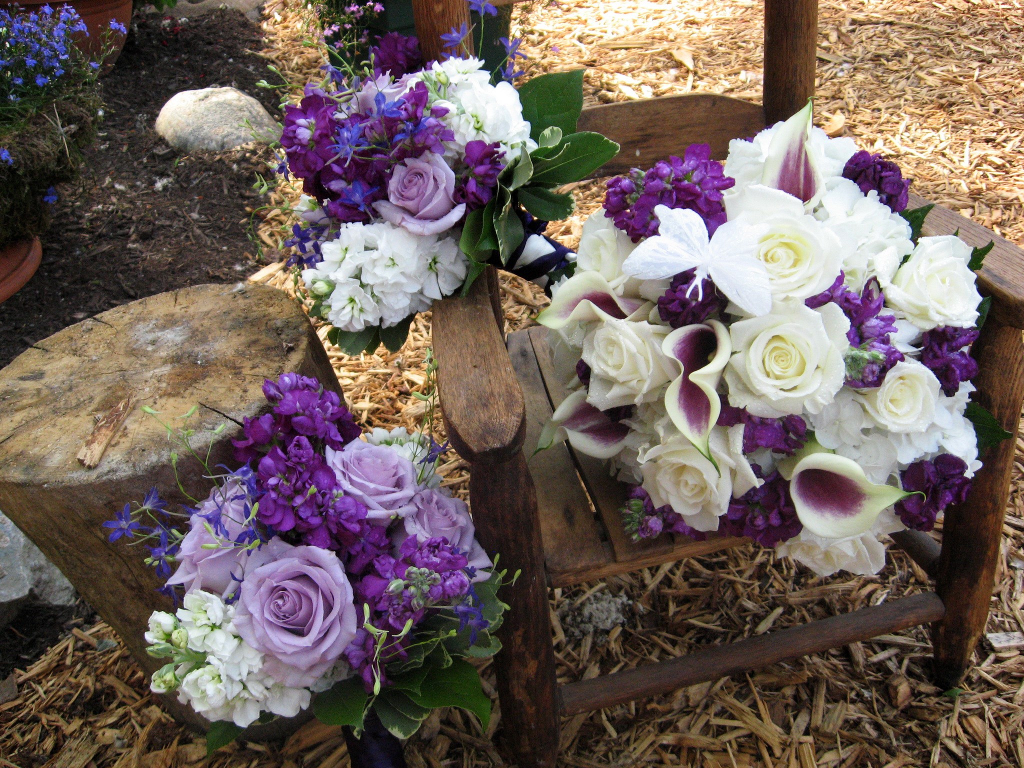Purple and white wedding bouquets on a wooden chair HD Wallpaper