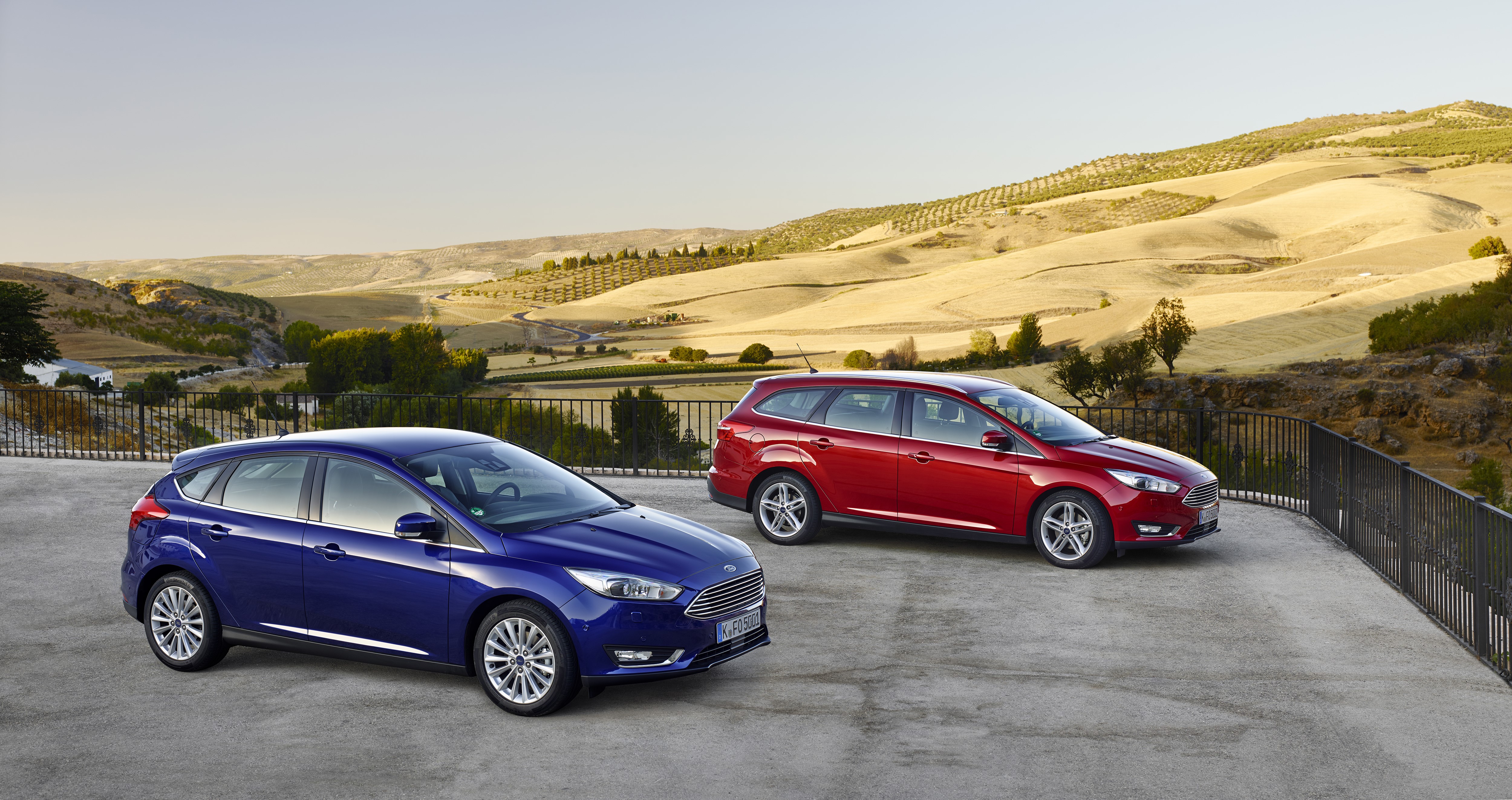 Two Ford Focus SW cars in a landscape HD Wallpaper