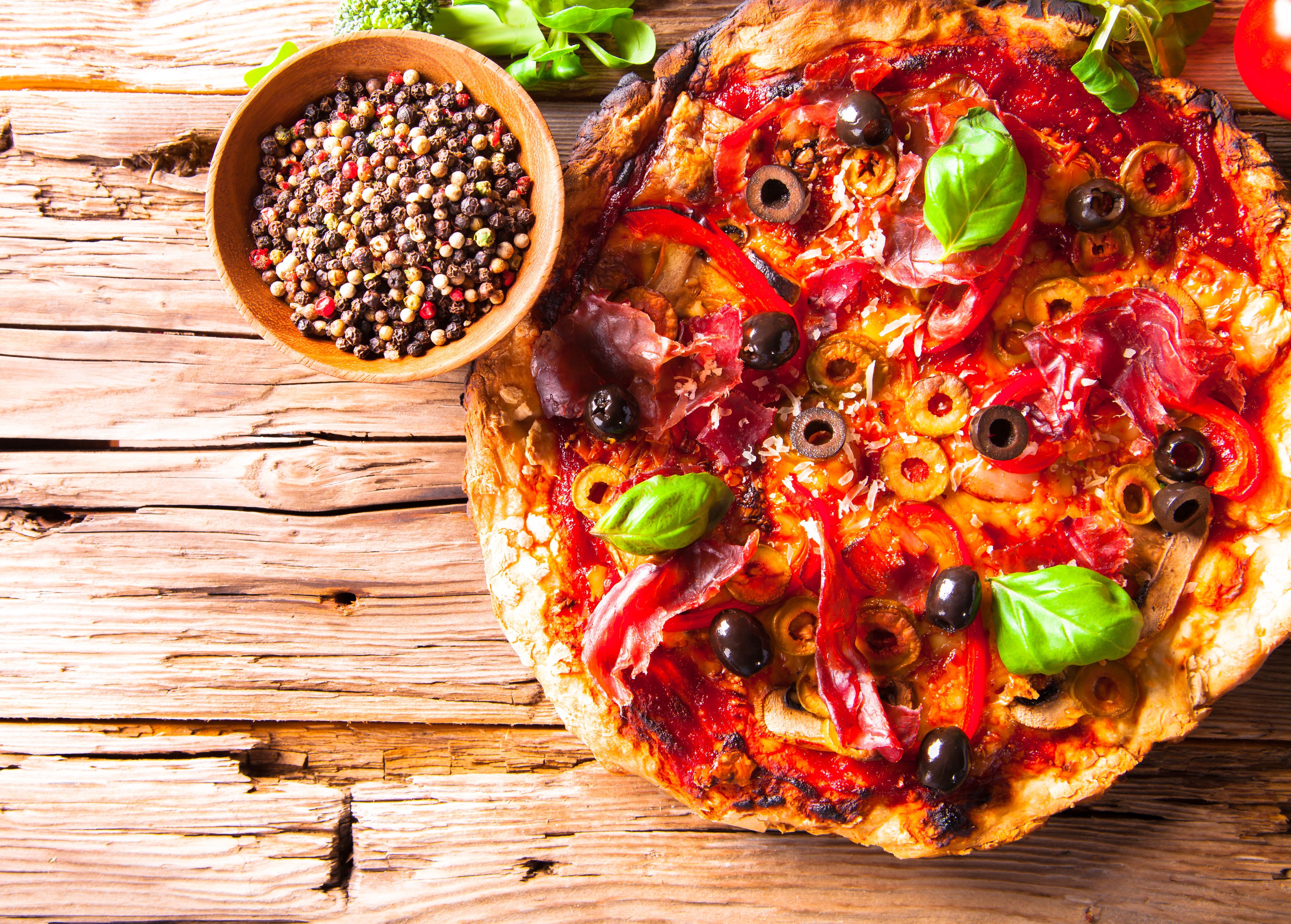 Pizza with olives, prosciutto, and spices HD Wallpaper