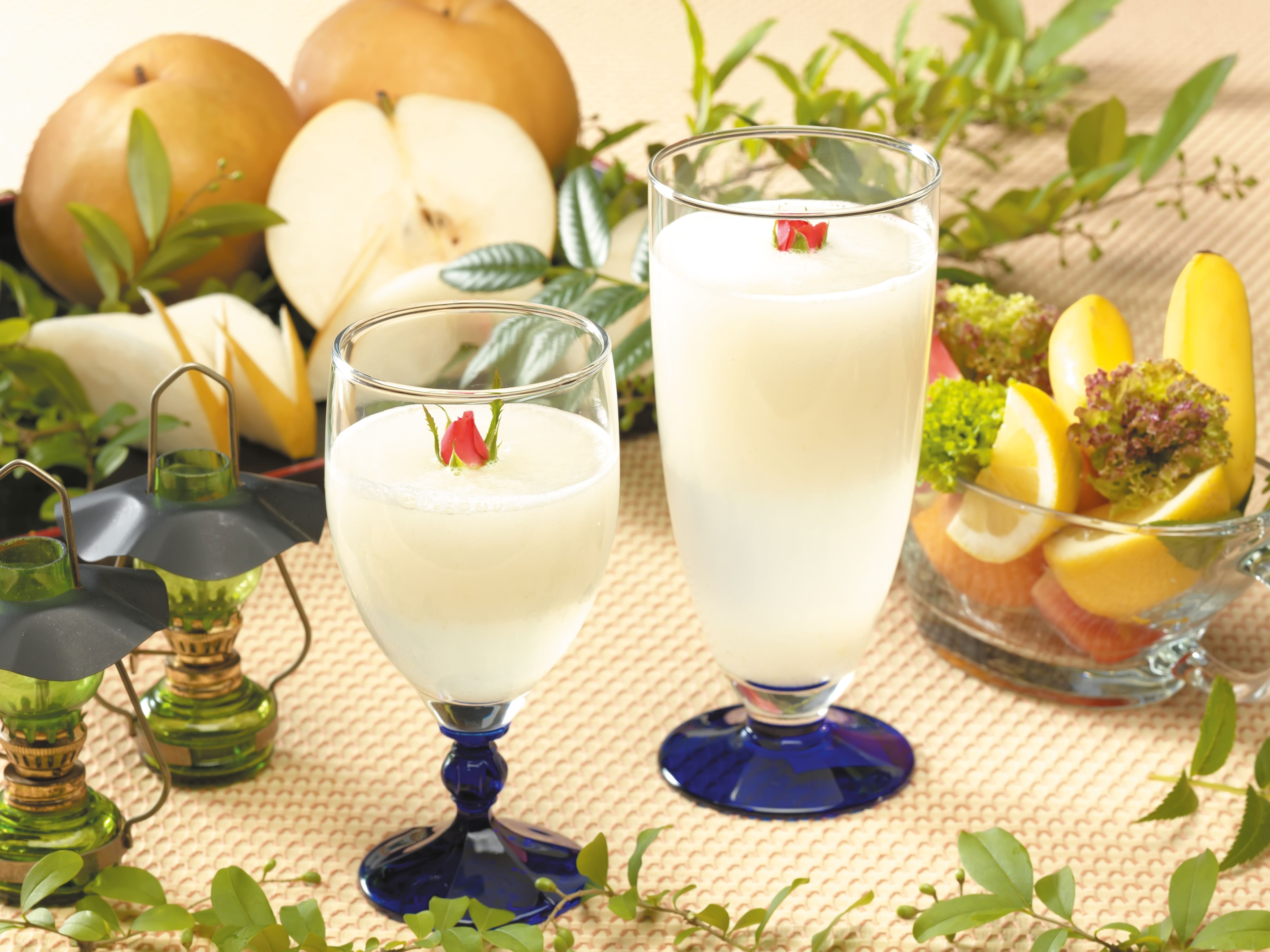 Two glasses of pear juice with pears and fruit salad HD Wallpaper