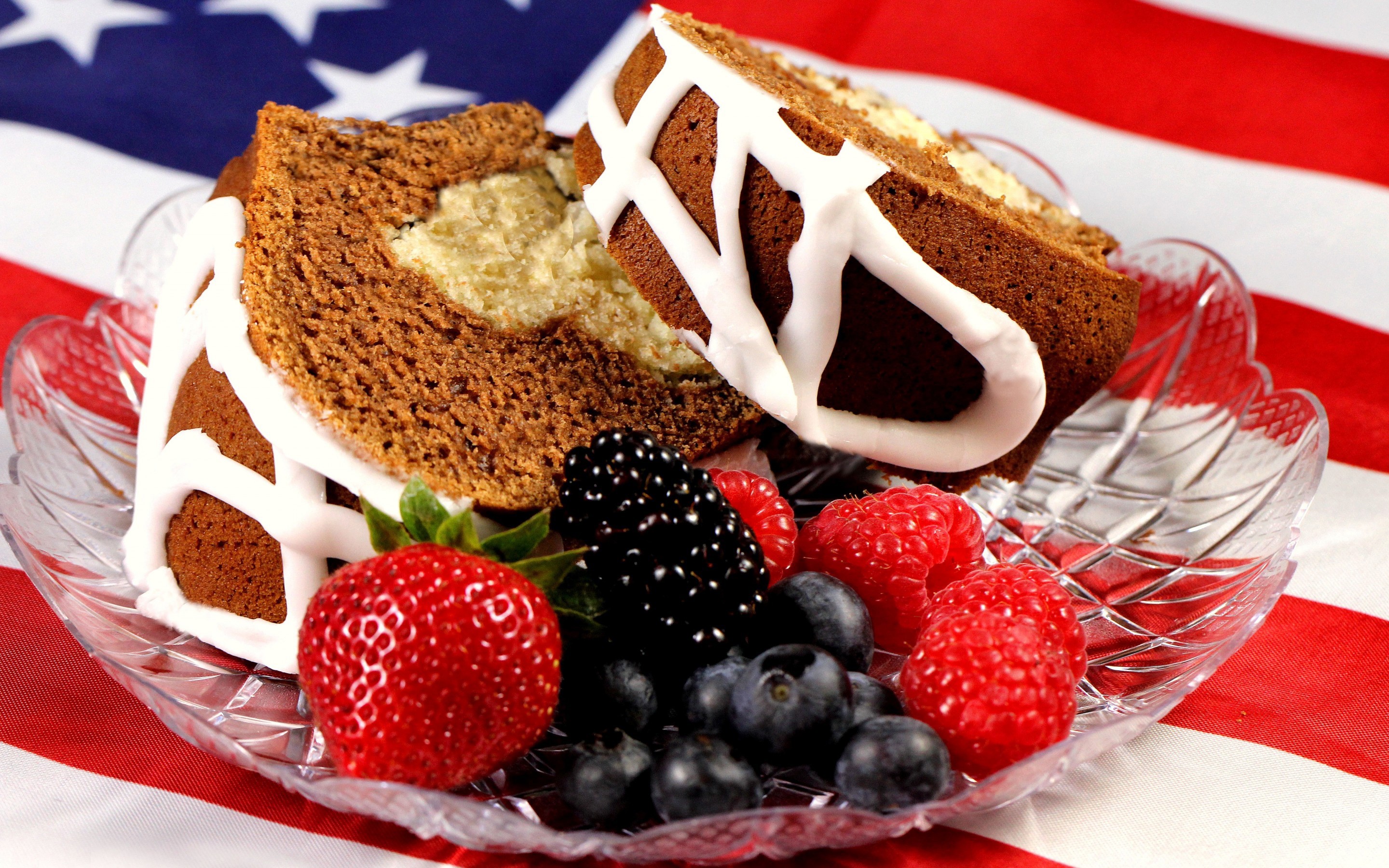 Cake with berries on American flag HD Wallpaper