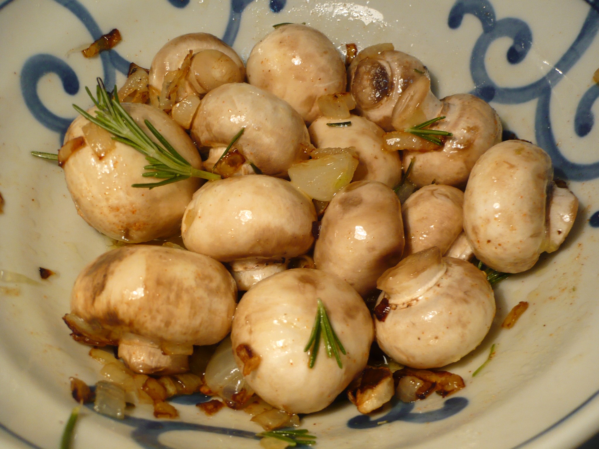 Mushrooms with onions and rosemary HD Wallpaper