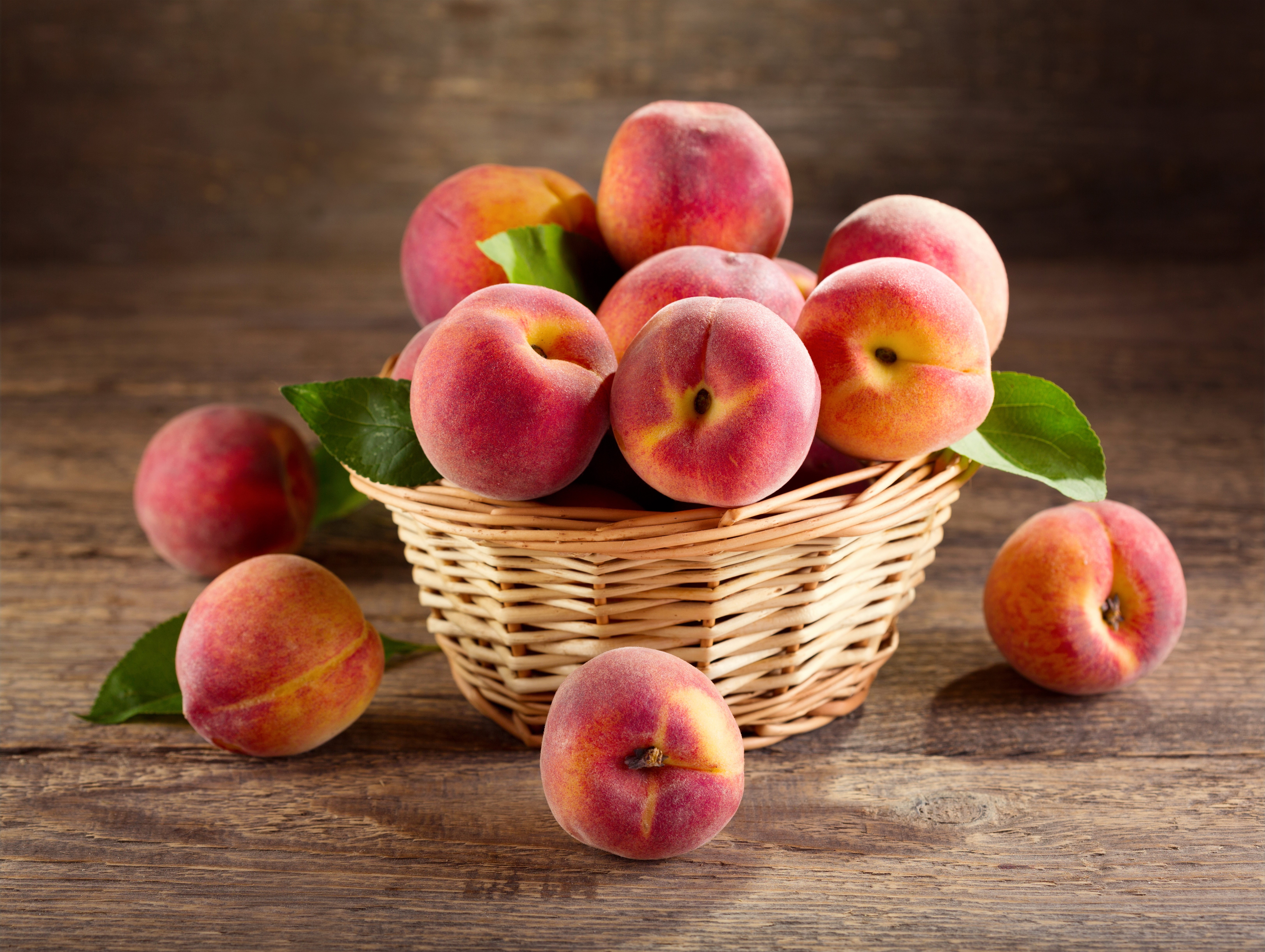 Peaches in a Wicker Basket HD Wallpaper