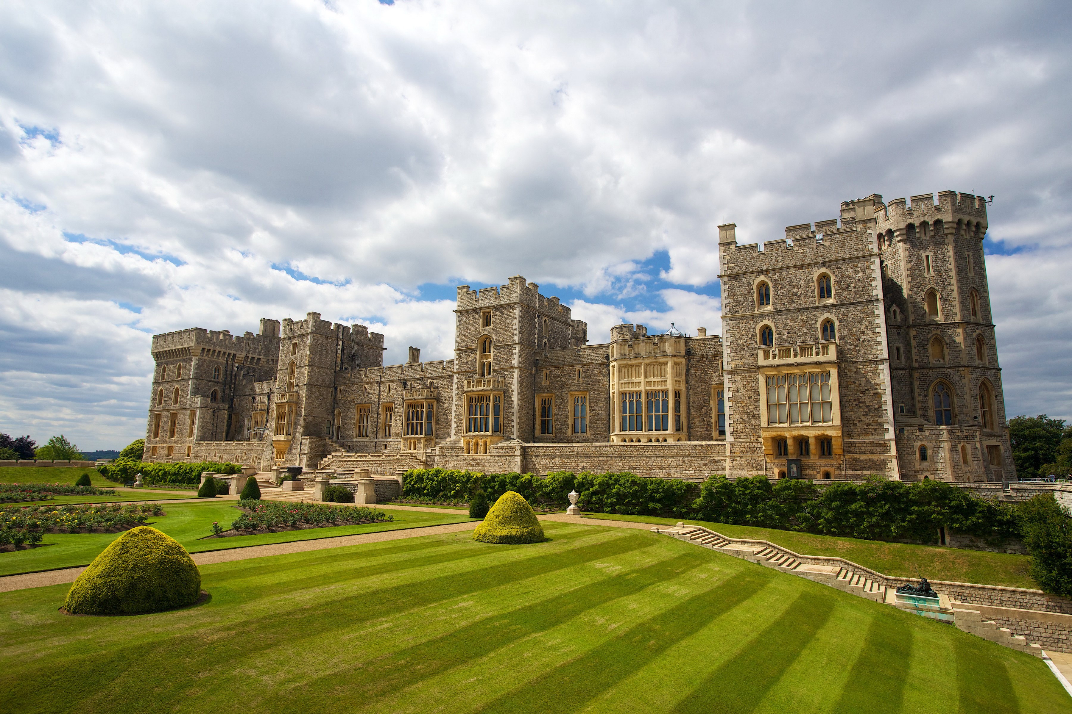 Windsor Castle with manicured lawns and gardens HD Wallpaper