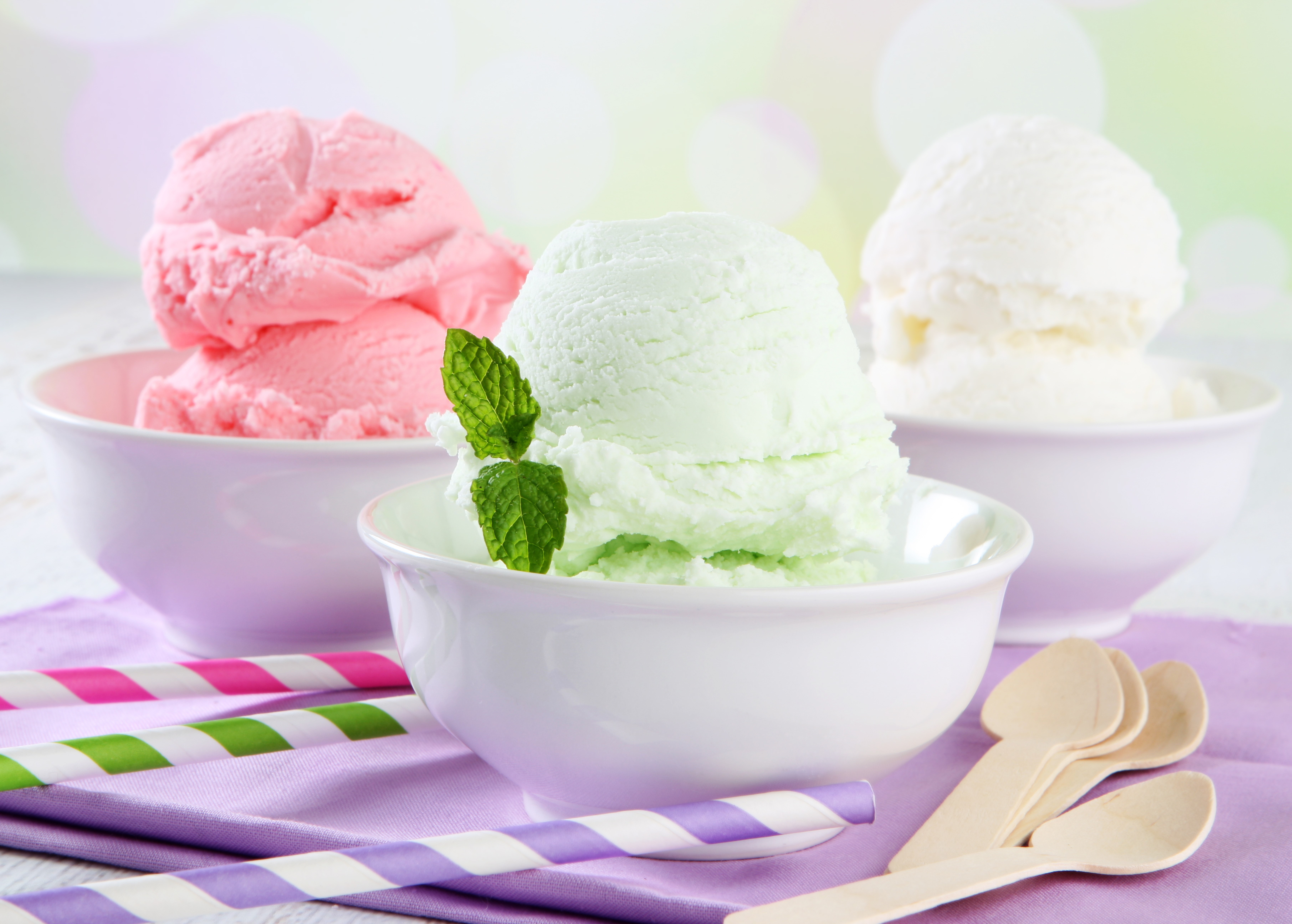 Three bowls of ice cream with mint garnish HD Wallpaper