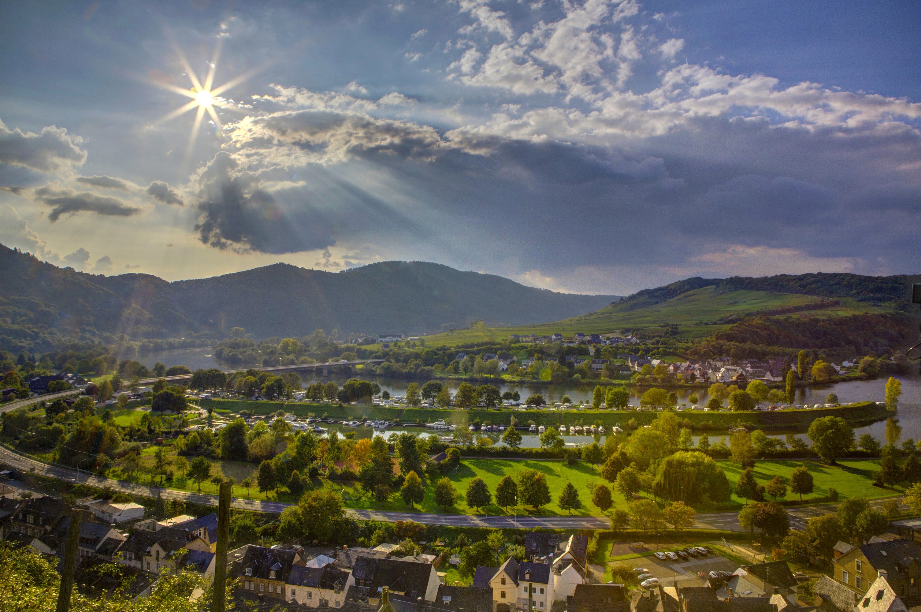 Senheim, Germany: River valley with houses and sunbeams HD Wallpaper