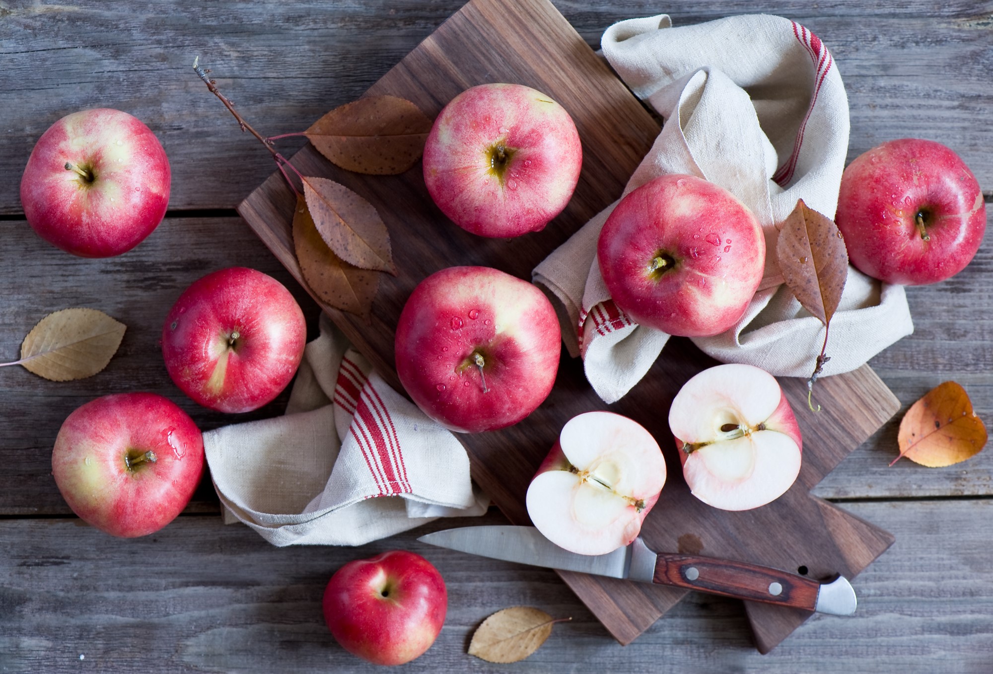 Apples and a knife on a wooden table HD Wallpaper