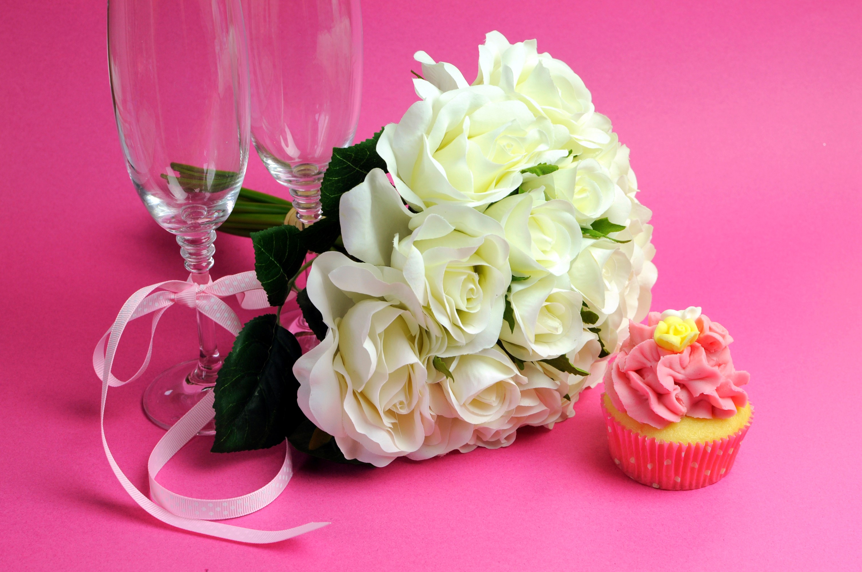 White roses bouquet with champagne glasses and cupcake HD Wallpaper