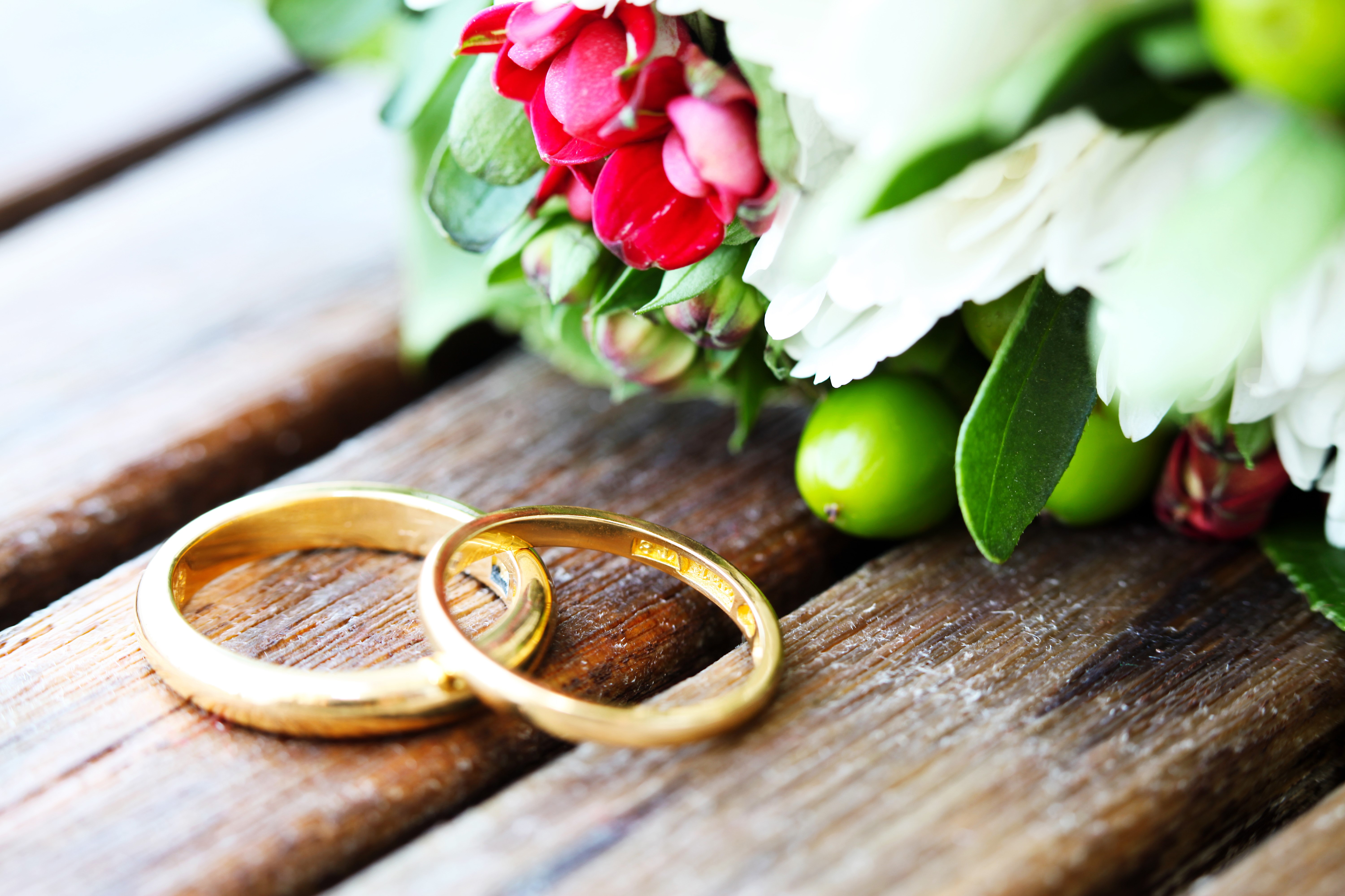 Gold wedding rings with flowers and berries HD Wallpaper