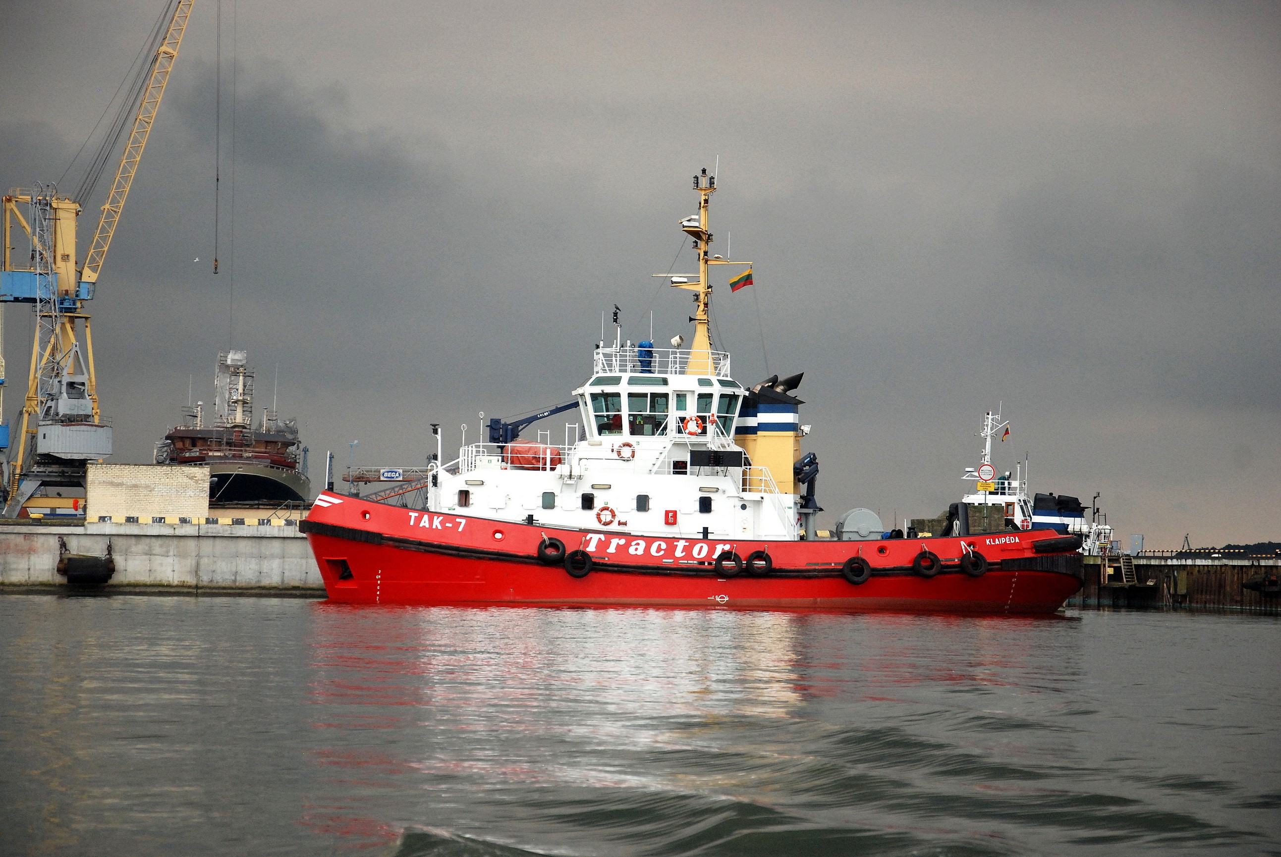 Tugboat TAK-7 in Klaipeda port HD Wallpaper