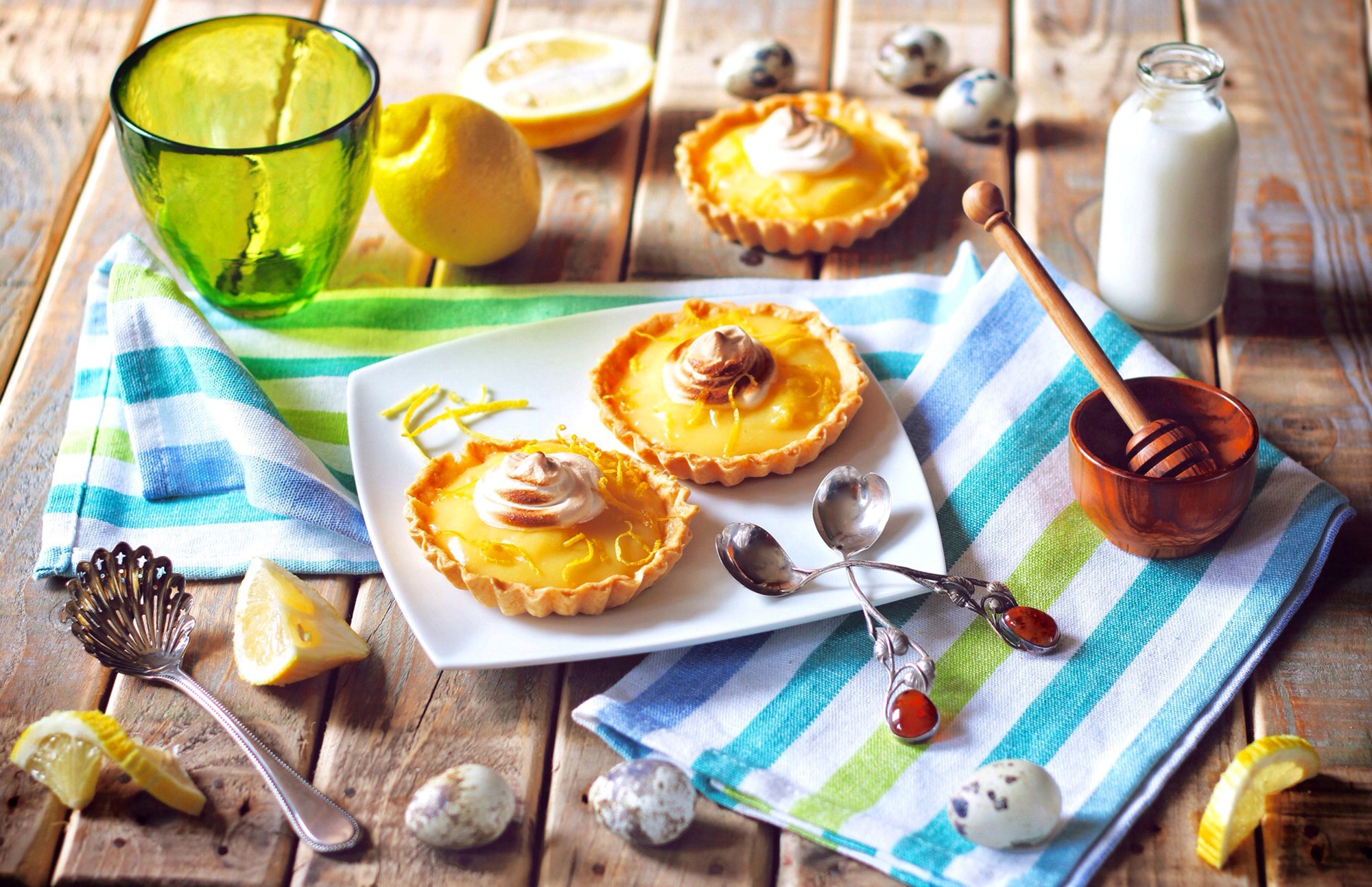 Lemon tarts with meringue and milk HD Wallpaper