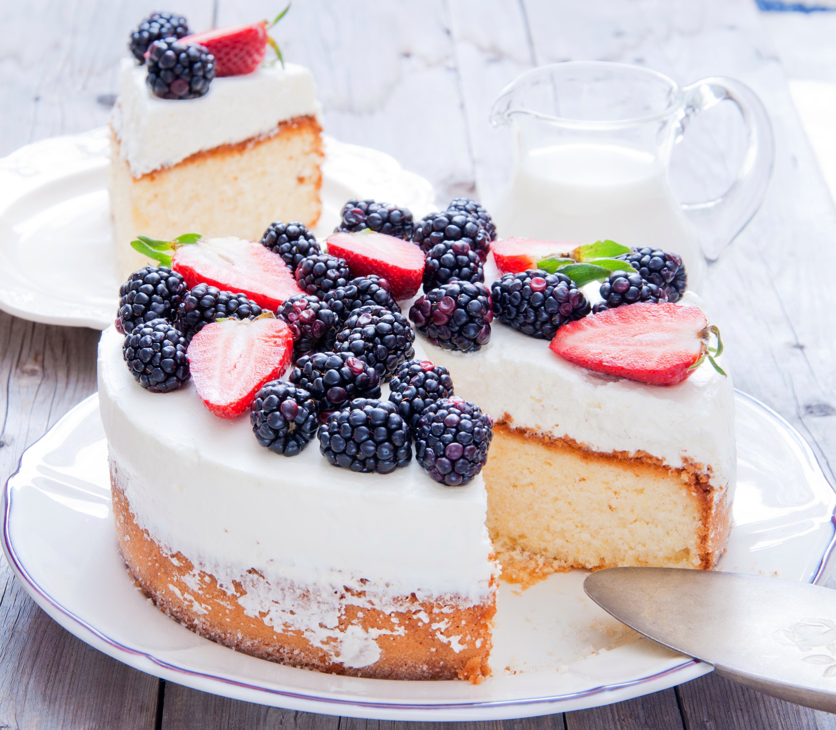 White cake with blackberries and strawberries HD Wallpaper