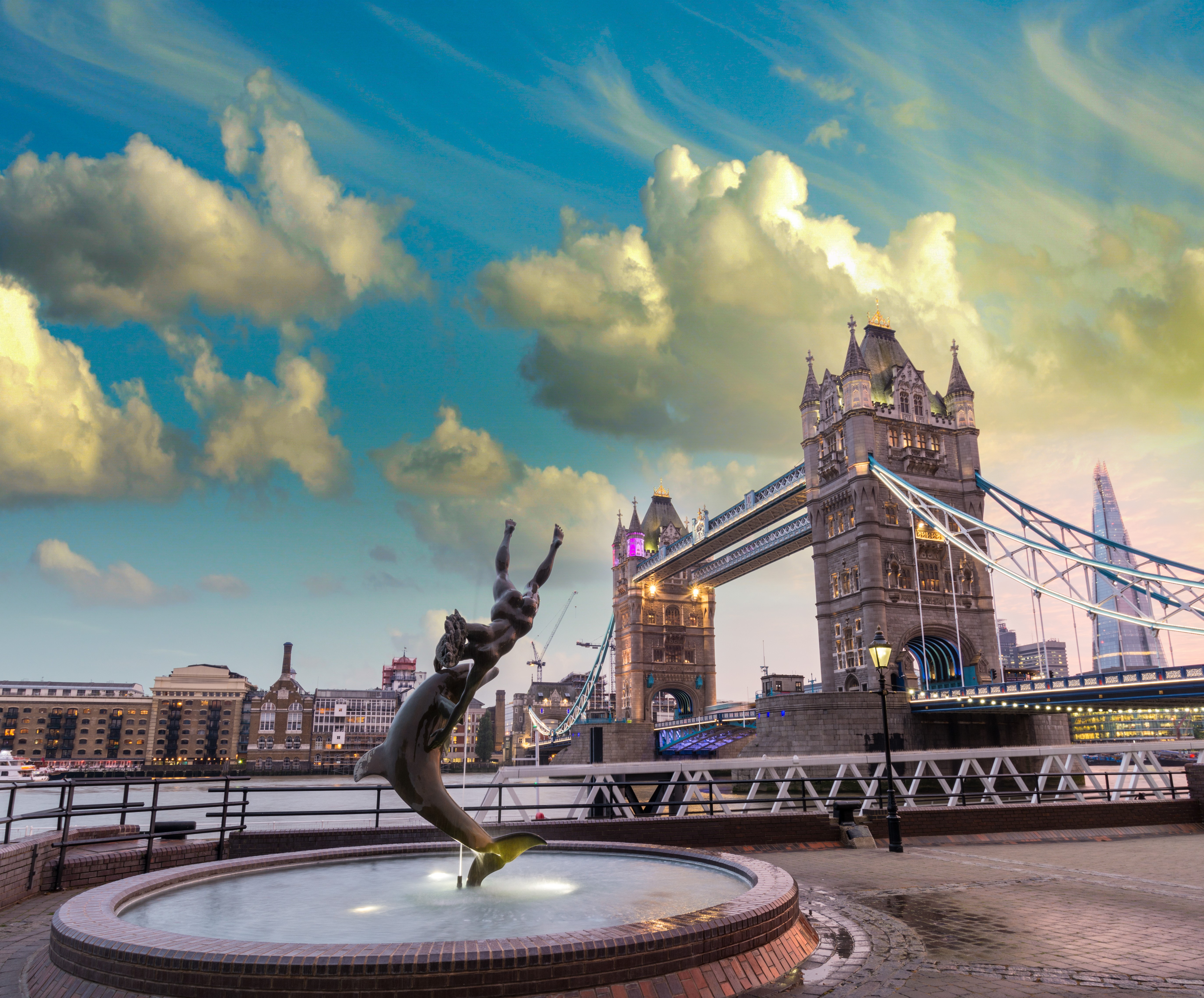 London Tower Bridge and Fountain Sculpture HD Wallpaper