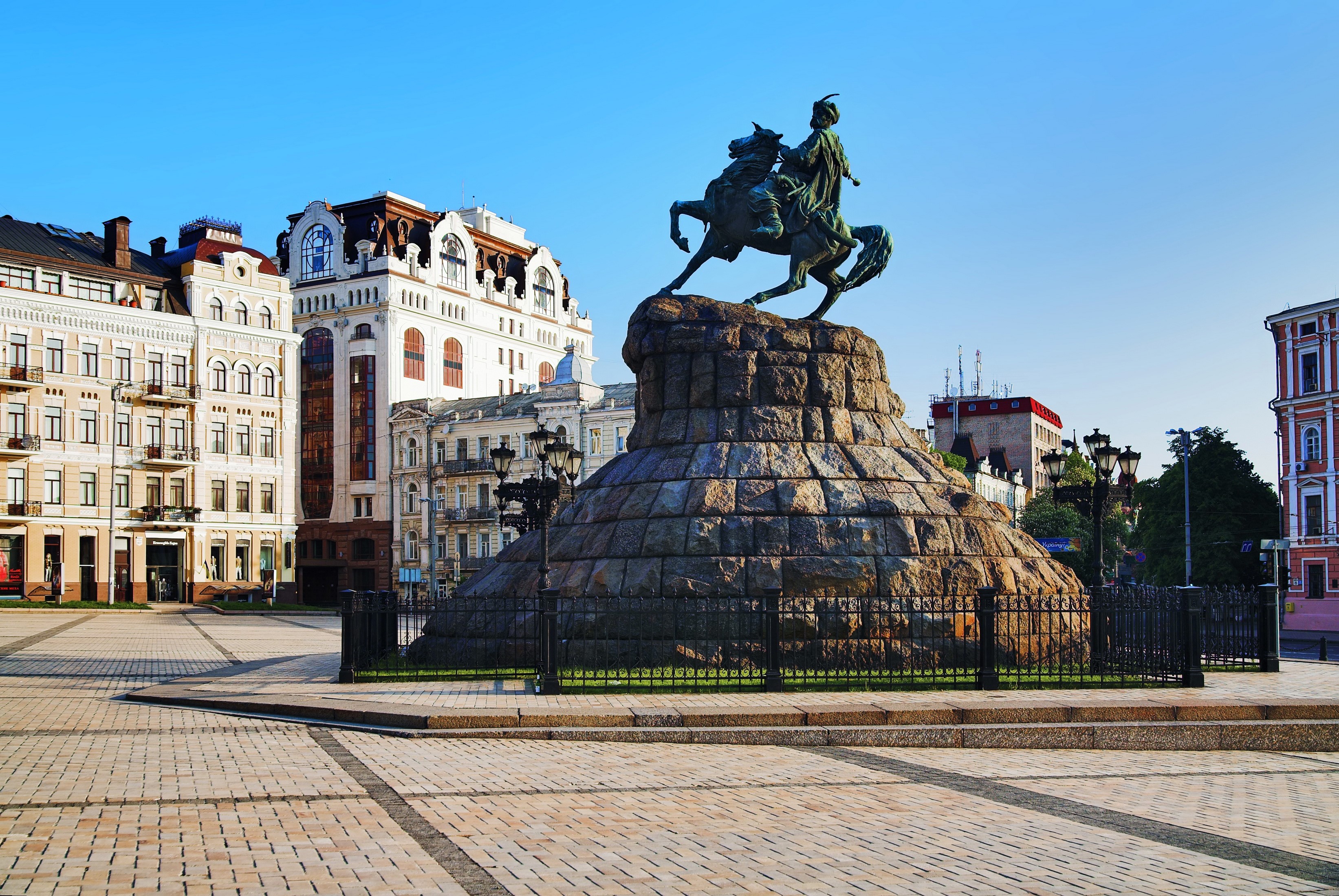 Monument to Bohdan Khmelnytsky in Kyiv, Ukraine HD Wallpaper