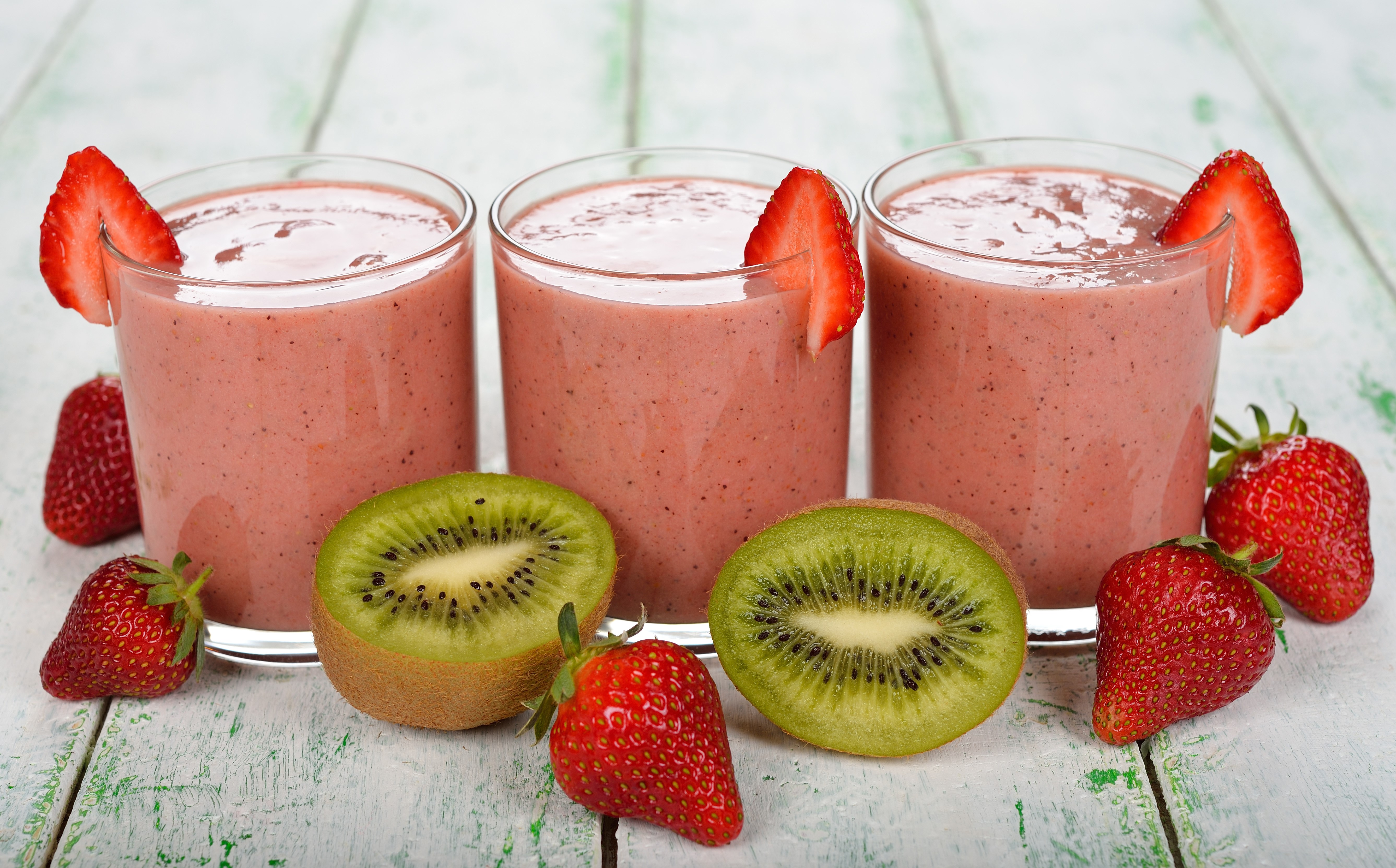 Strawberry Kiwi Smoothies in Highball Glasses HD Wallpaper