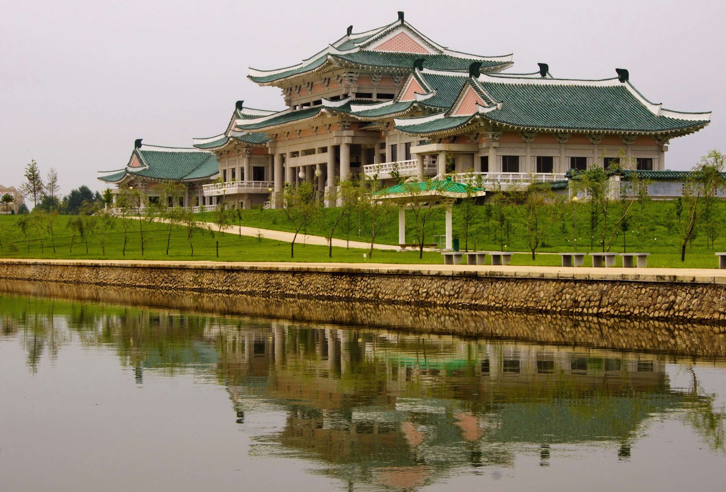 Palace reflected in a river HD Wallpaper