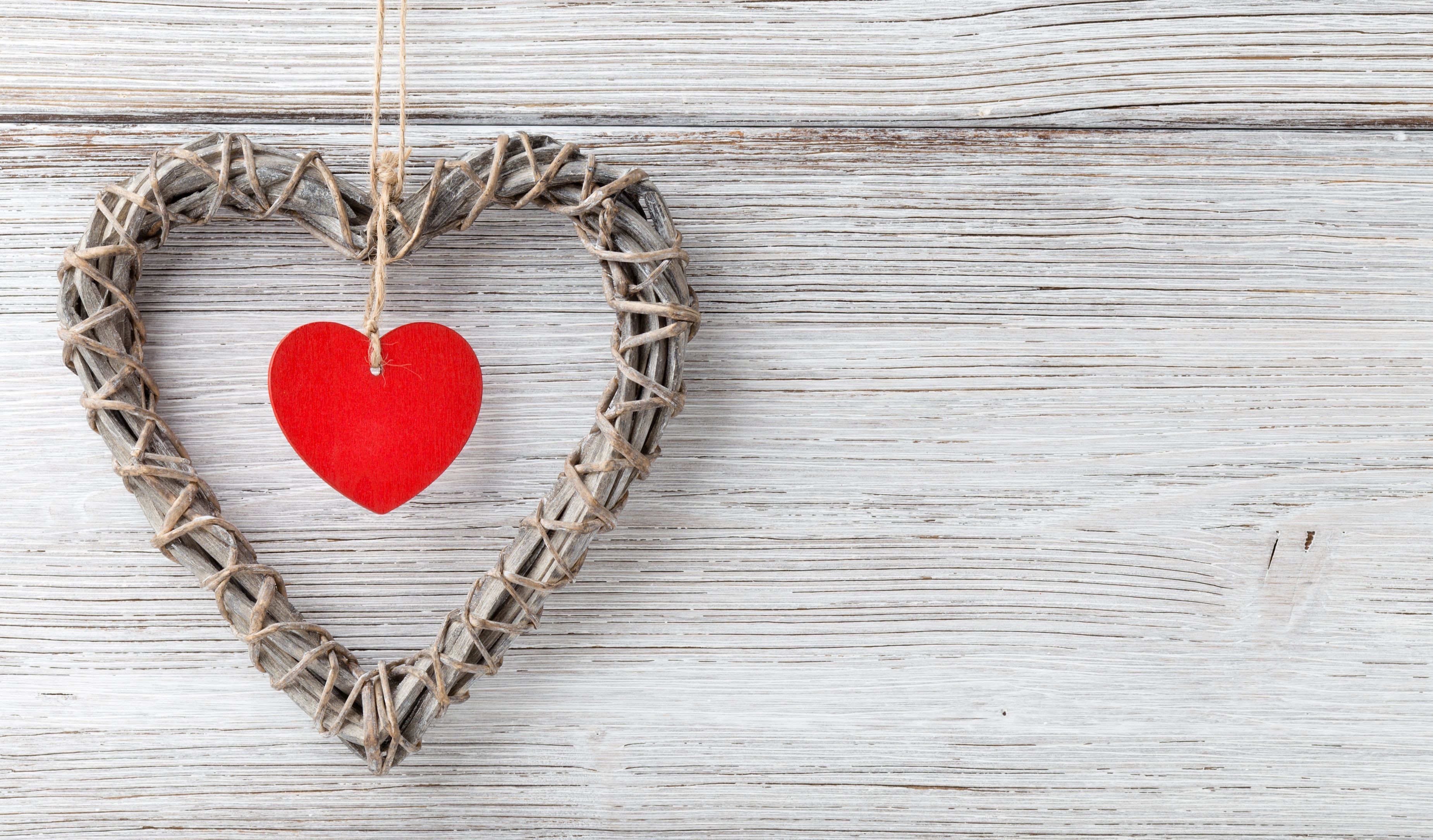 Valentine's Day heart decorations on wood HD Wallpaper