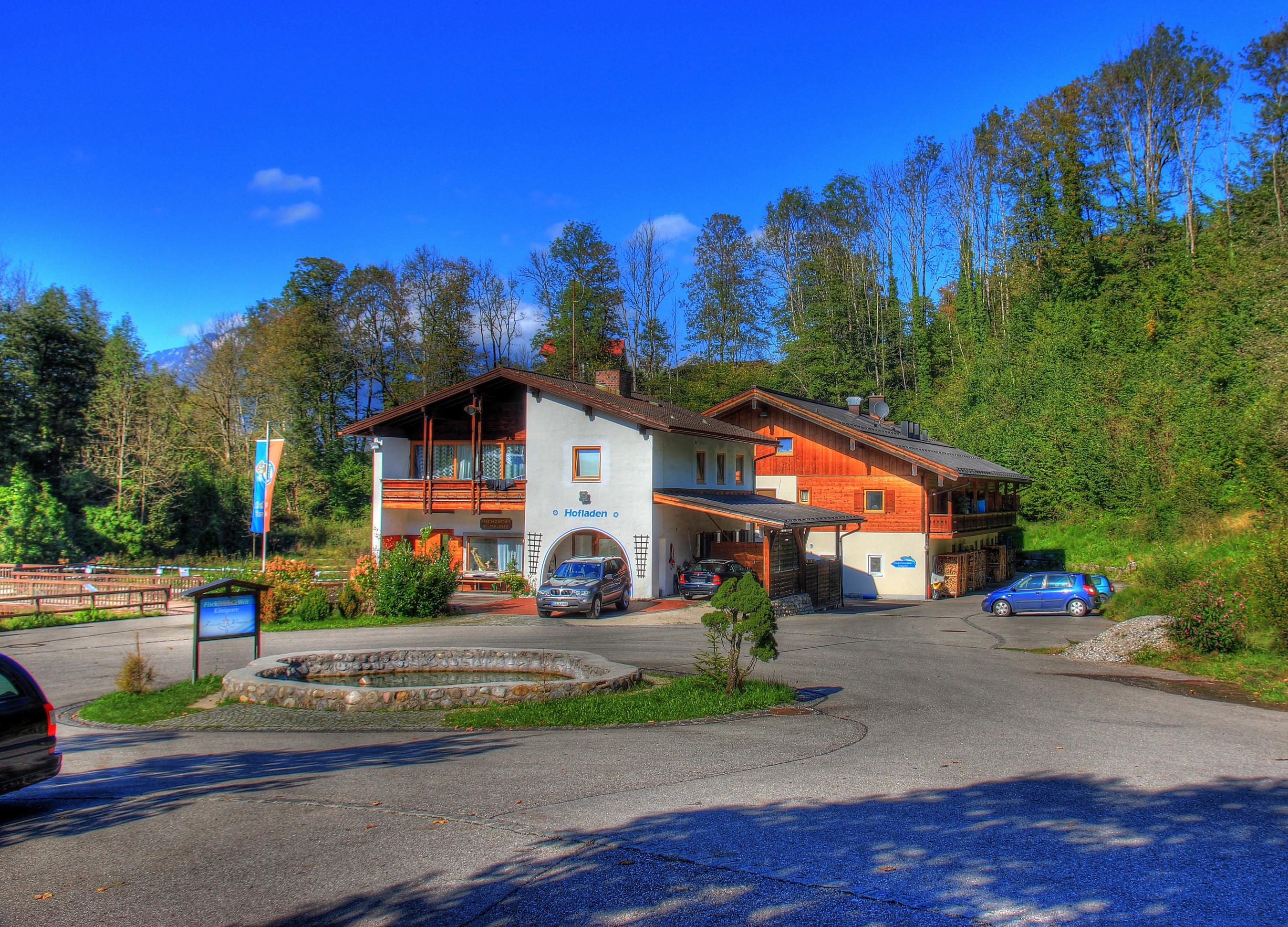 Hofladen building with fountain in Berchtesgaden, Germany HD Wallpaper