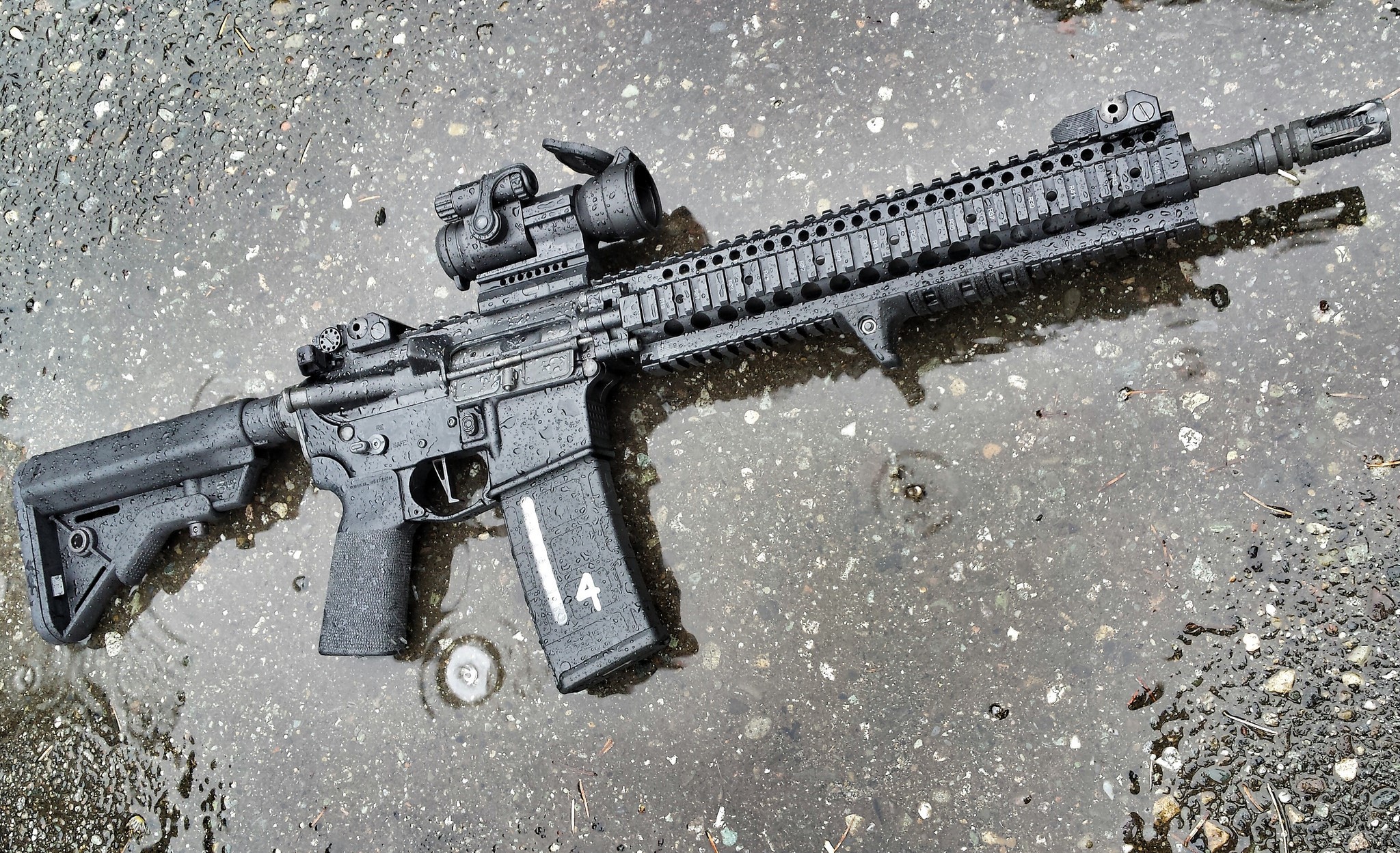 AR-15 style rifle with optics and magazine HD Wallpaper