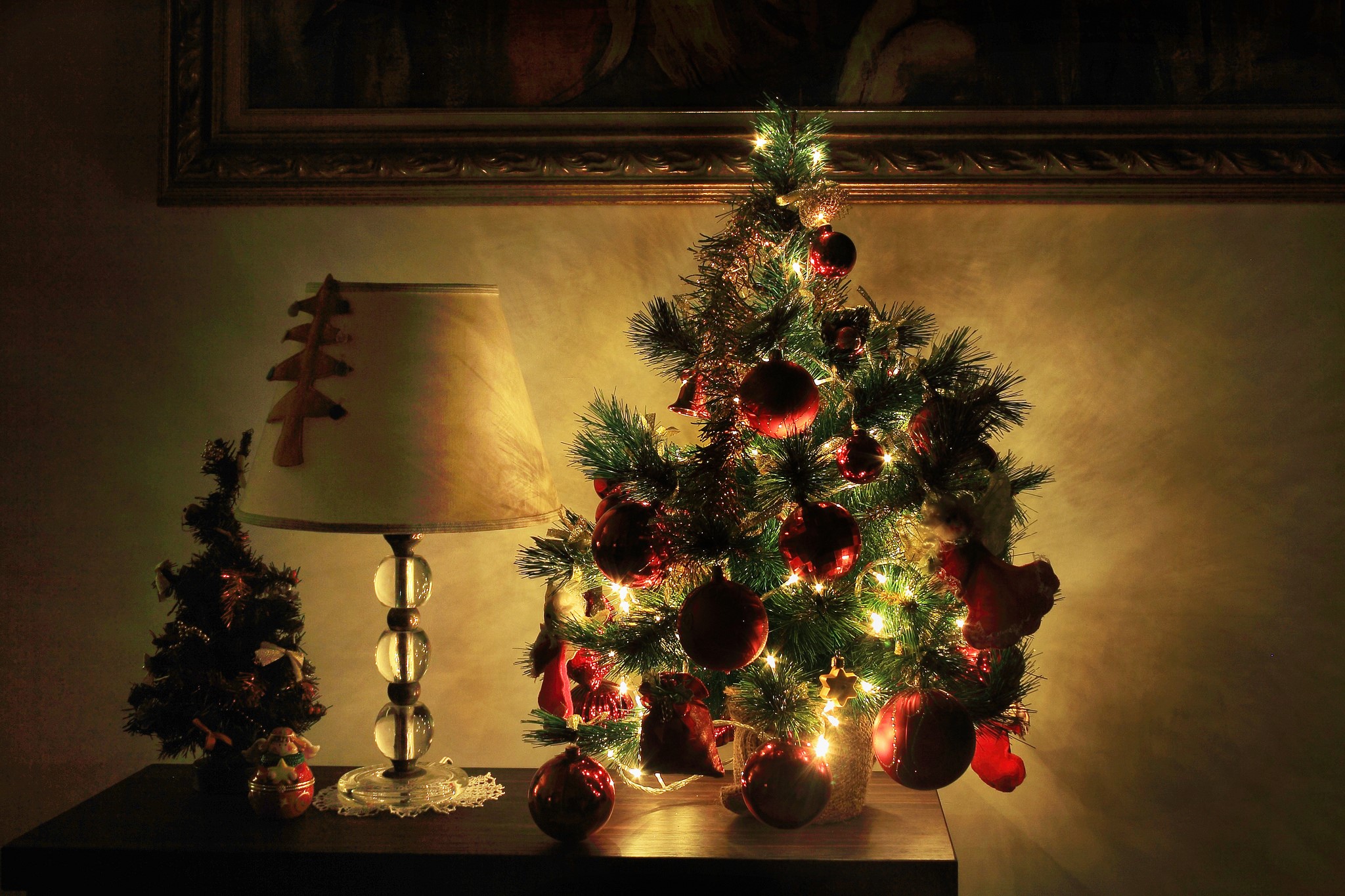 Christmas tree with ornaments and lamp HD Wallpaper