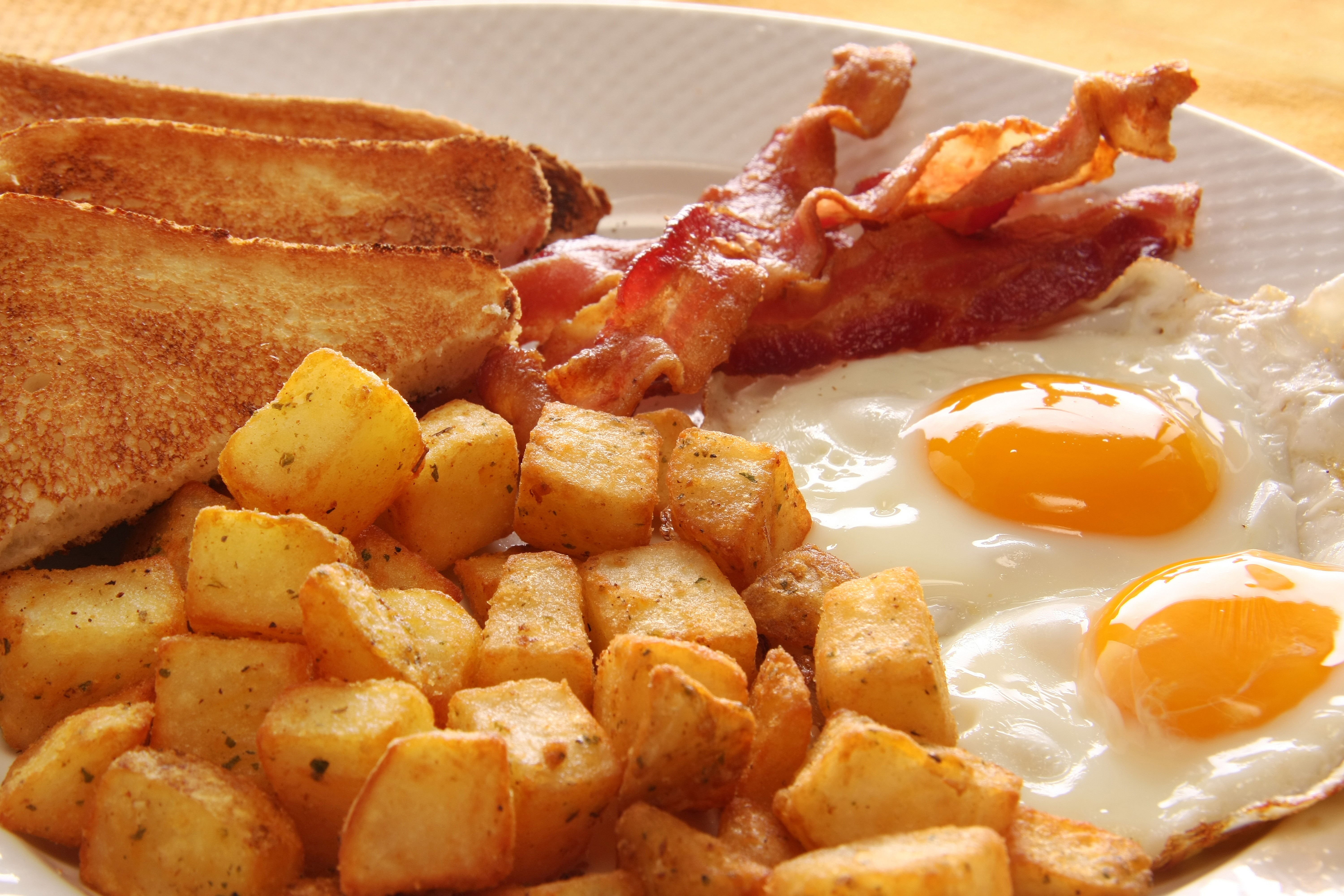 Breakfast plate with eggs, bacon, toast, and potatoes HD Wallpaper