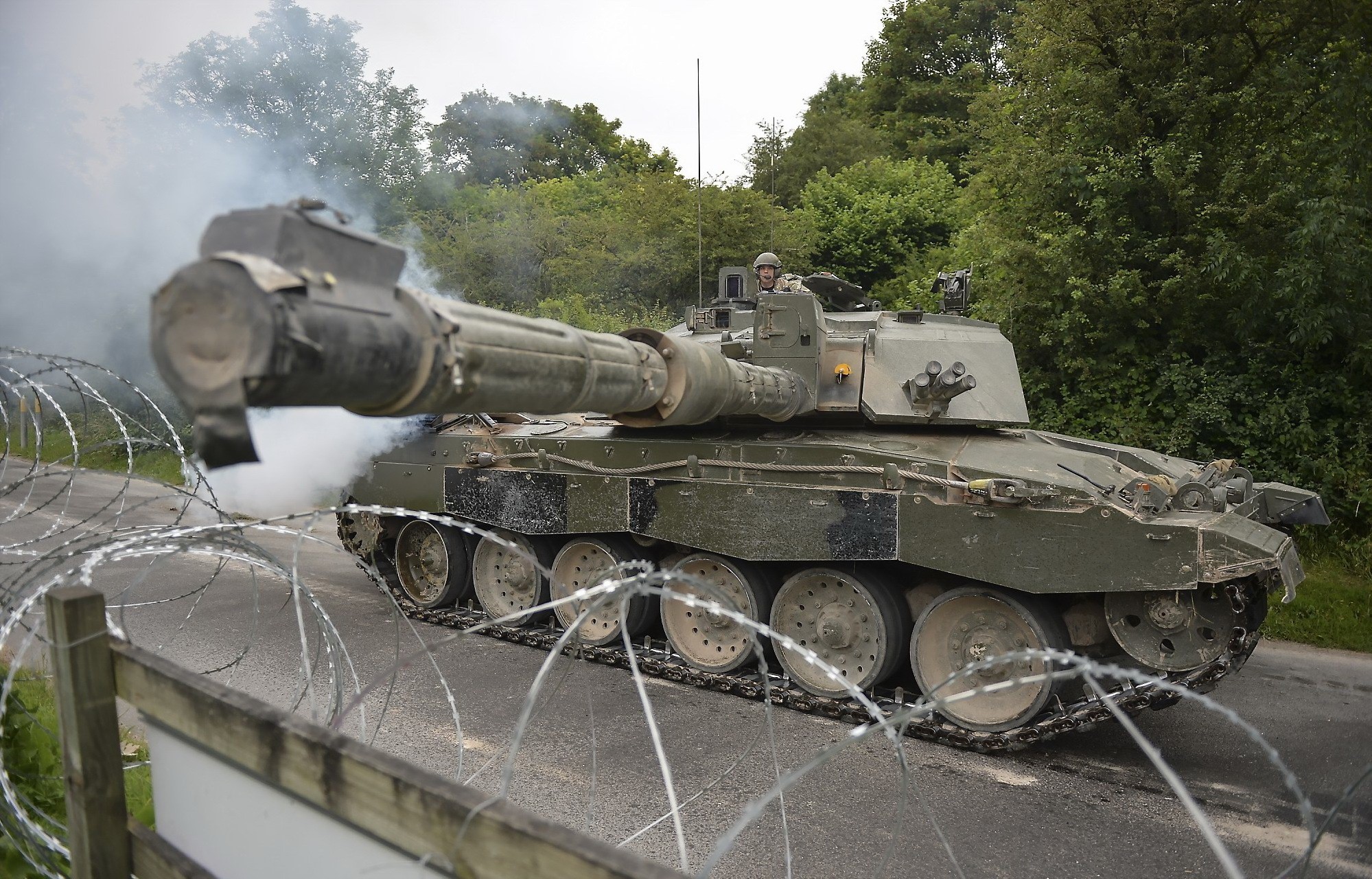 Challenger 2 tank with barbed wire HD Wallpaper