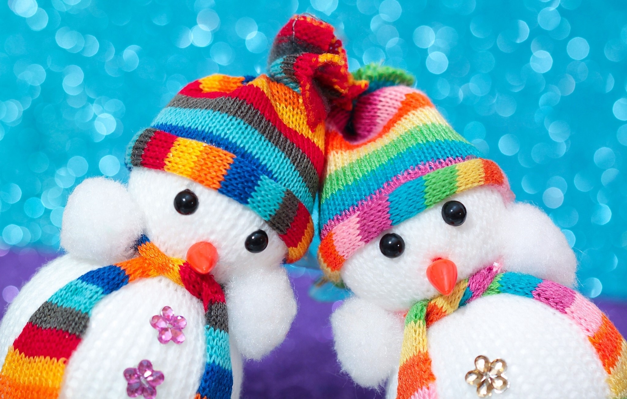 Two snowmen with colorful hats and scarves HD Wallpaper