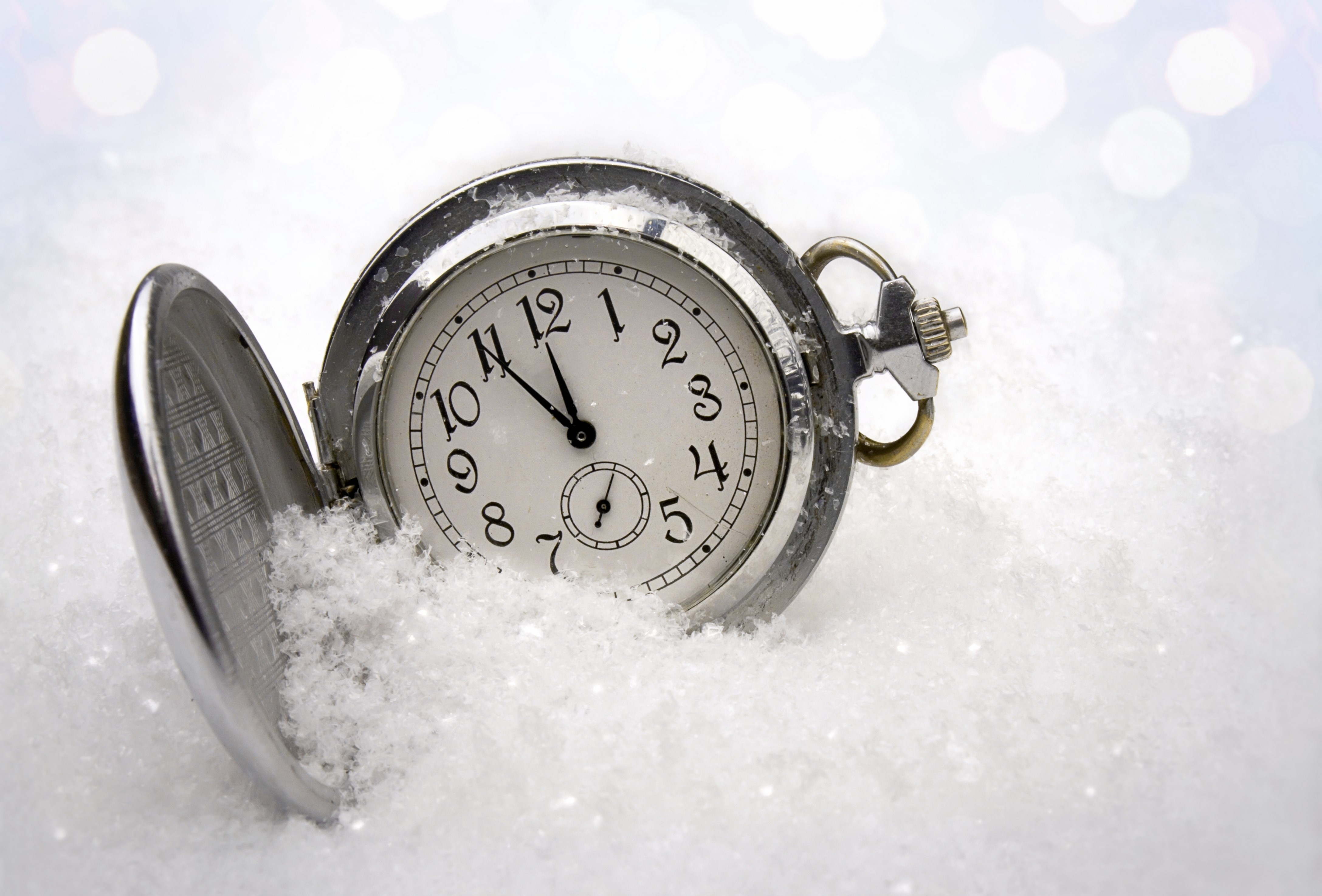 Pocket watch in snow HD Wallpaper