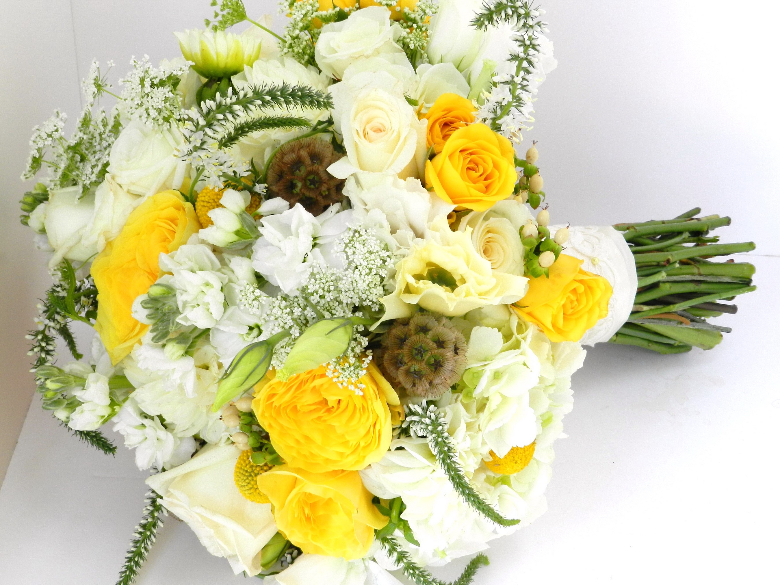 Yellow and white roses and ranunculus bouquet HD Wallpaper