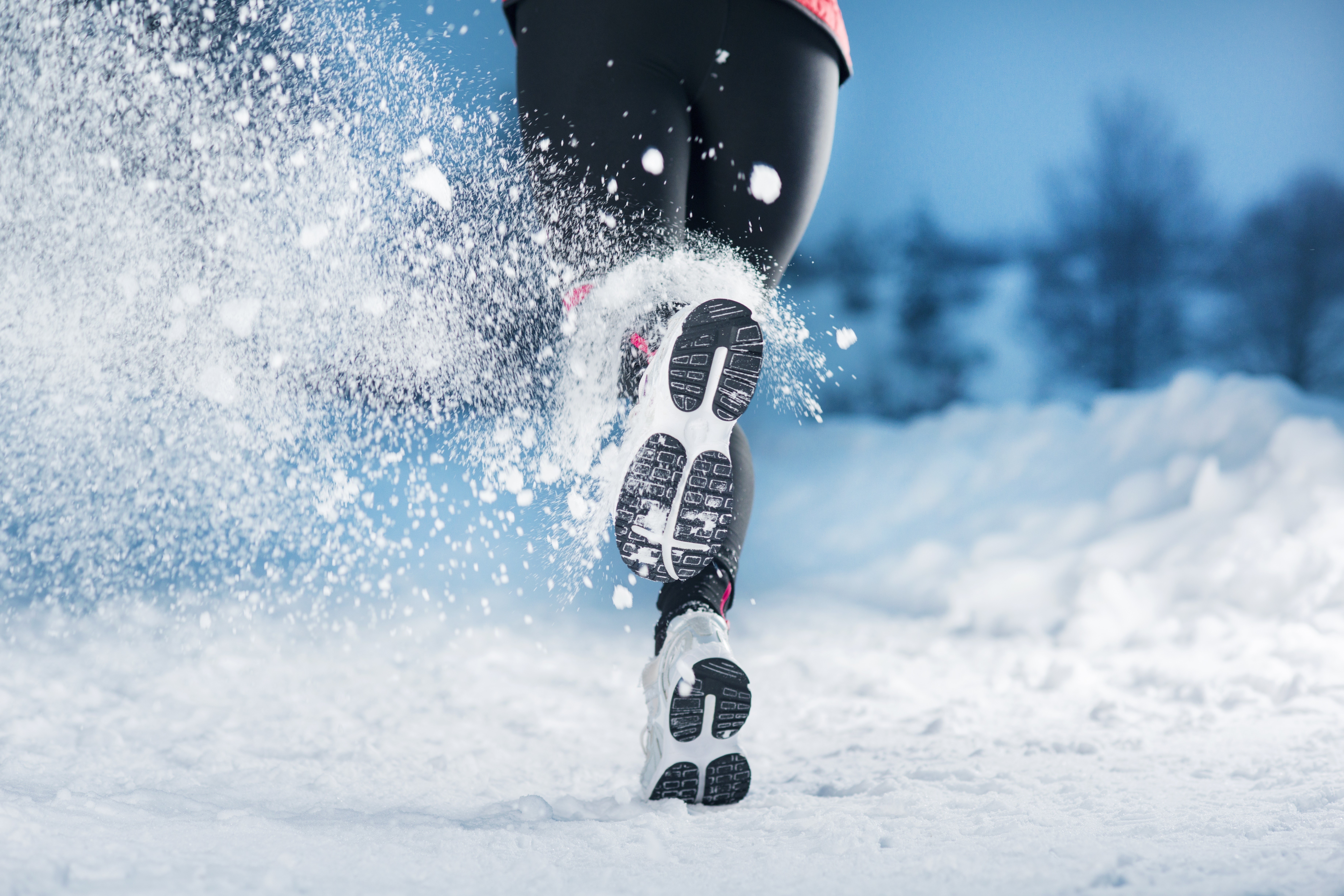 Running in the snow HD Wallpaper