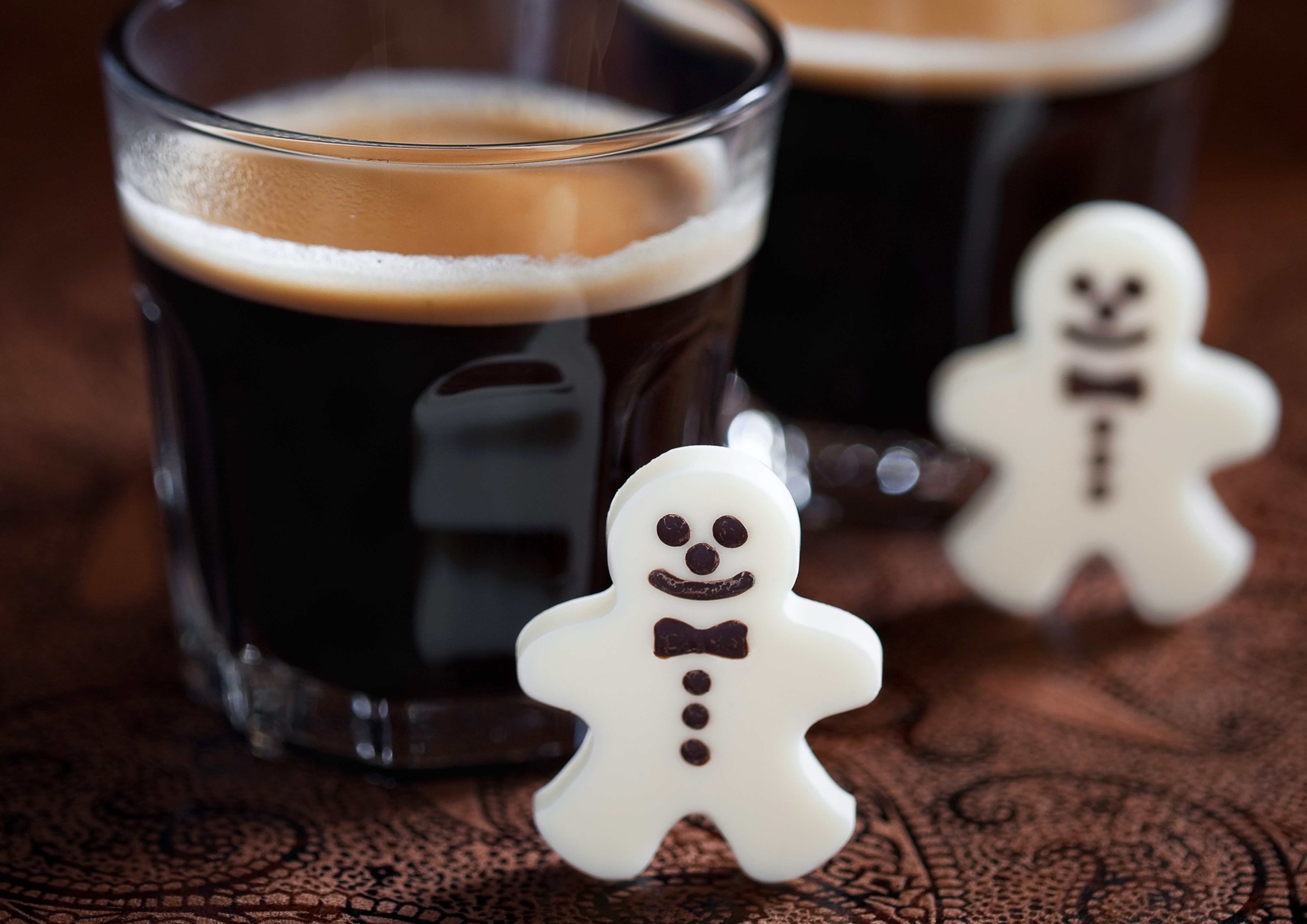 Espresso with gingerbread cookies HD Wallpaper