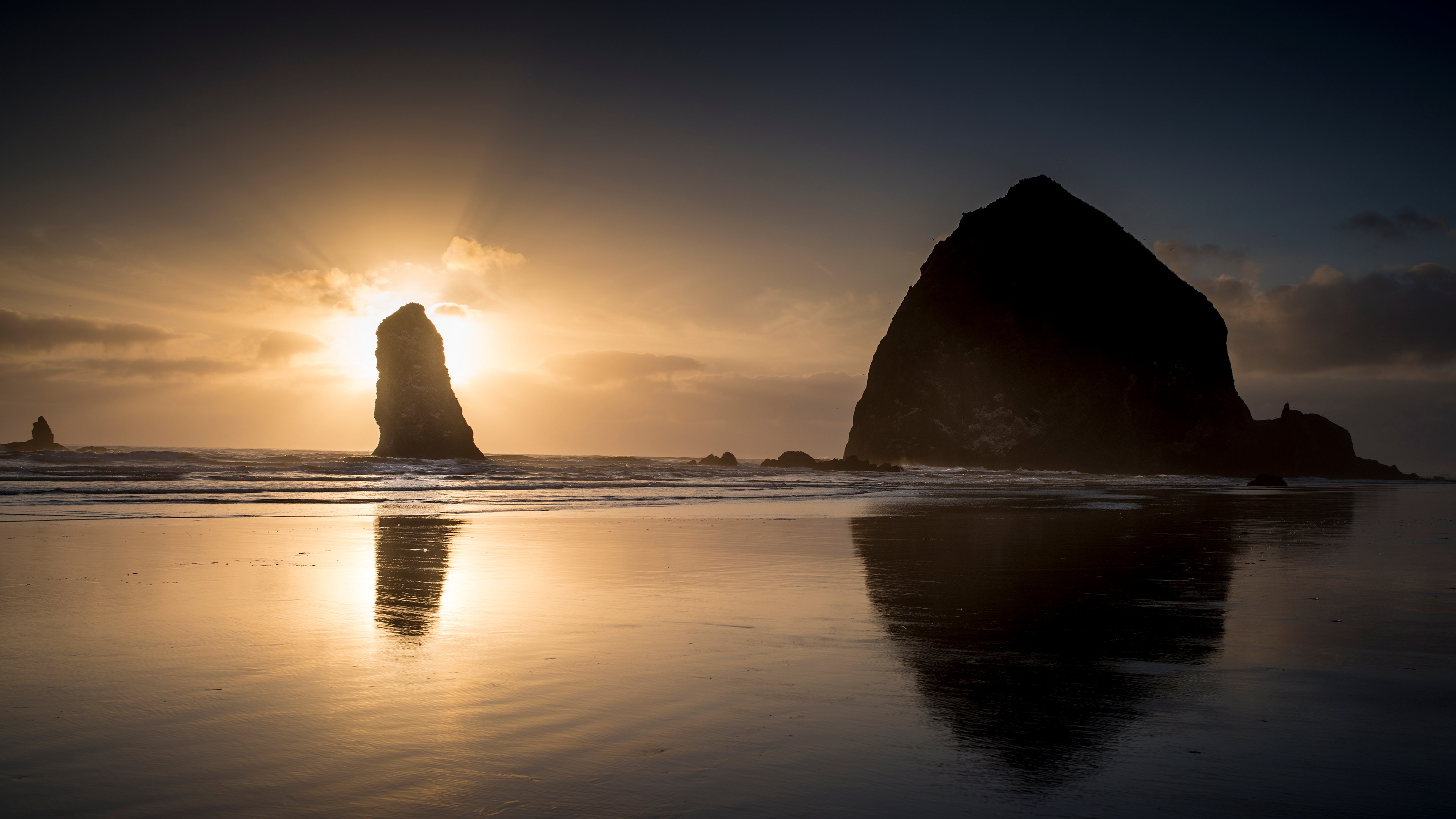 Sunset over Haystack Rock at Cannon Beach HD Wallpaper