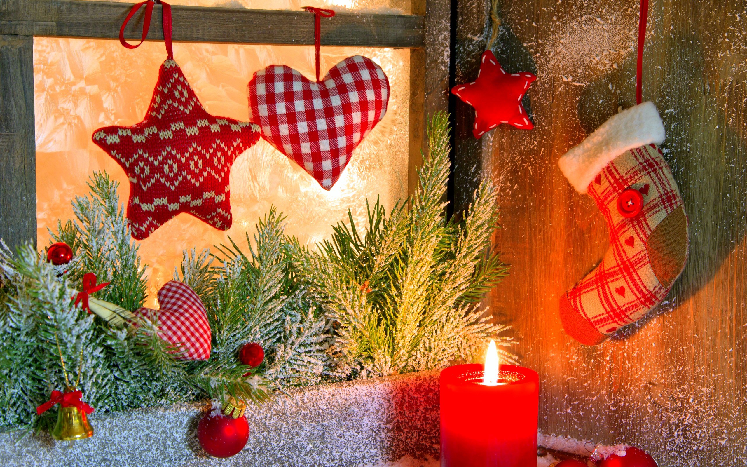 Christmas decorations with candle and pine branches HD Wallpaper