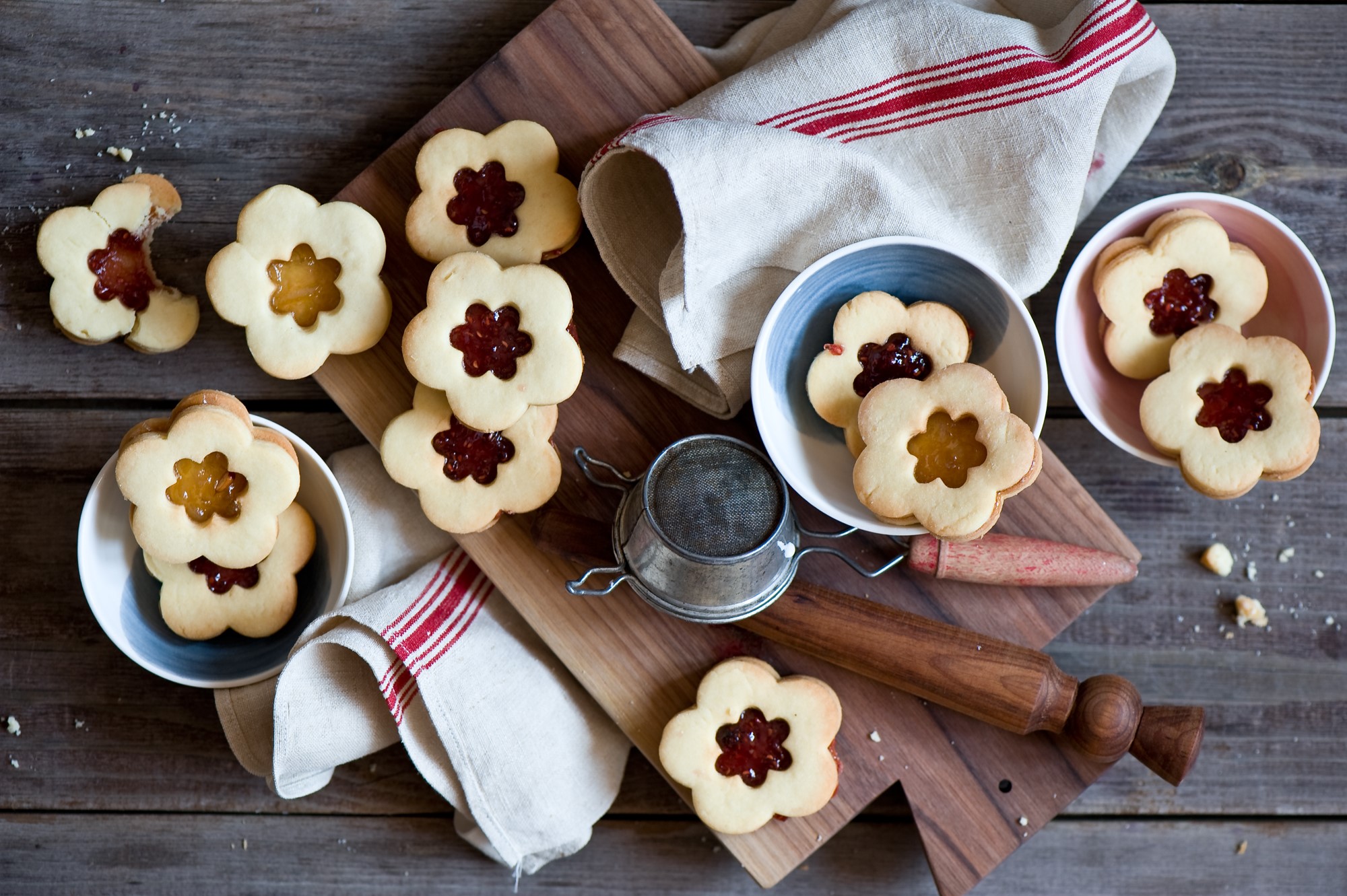 Flower-shaped cookies with jam filling HD Wallpaper