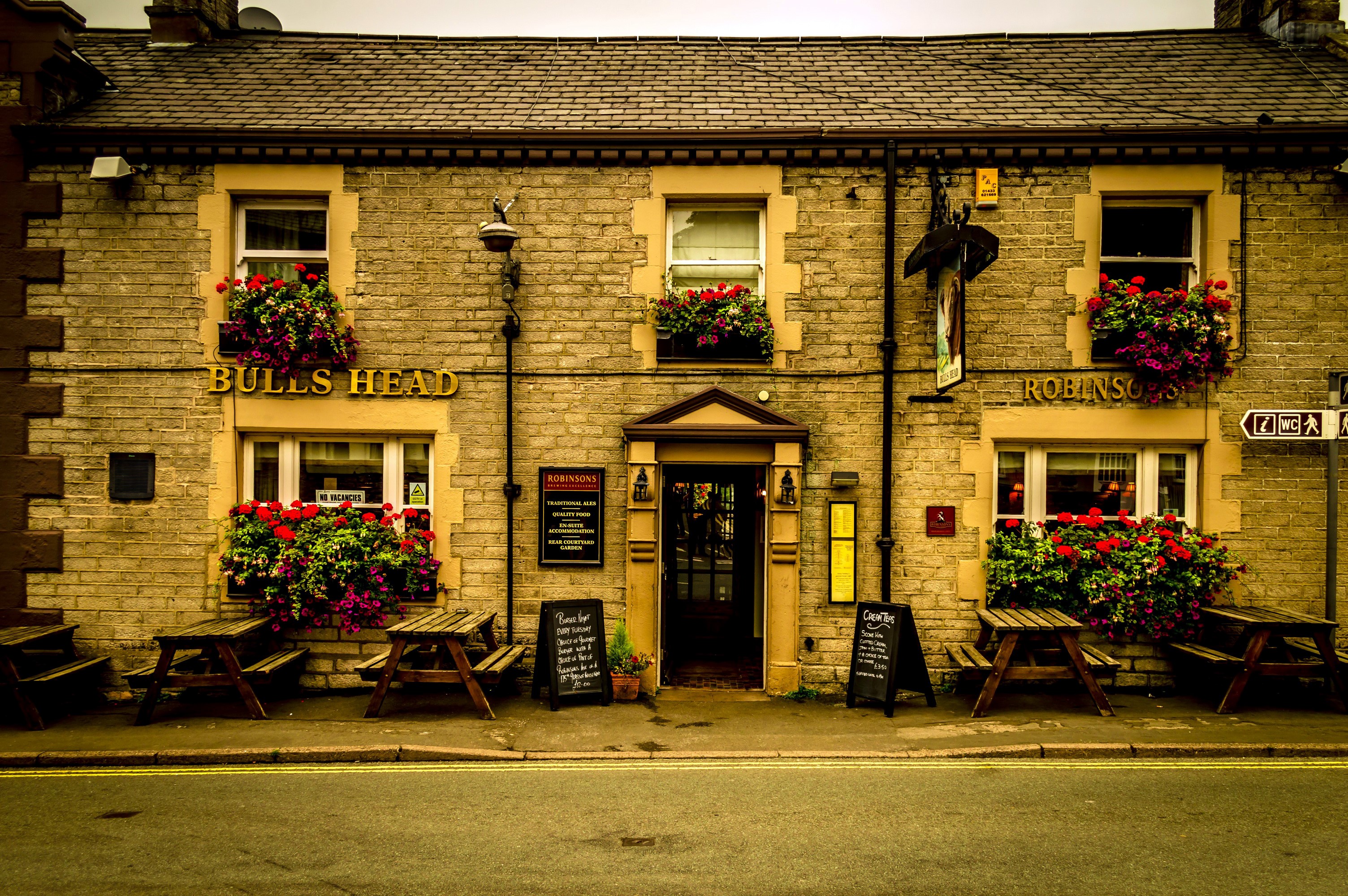 The Bulls Head pub in Castleton, United Kingdom HD Wallpaper