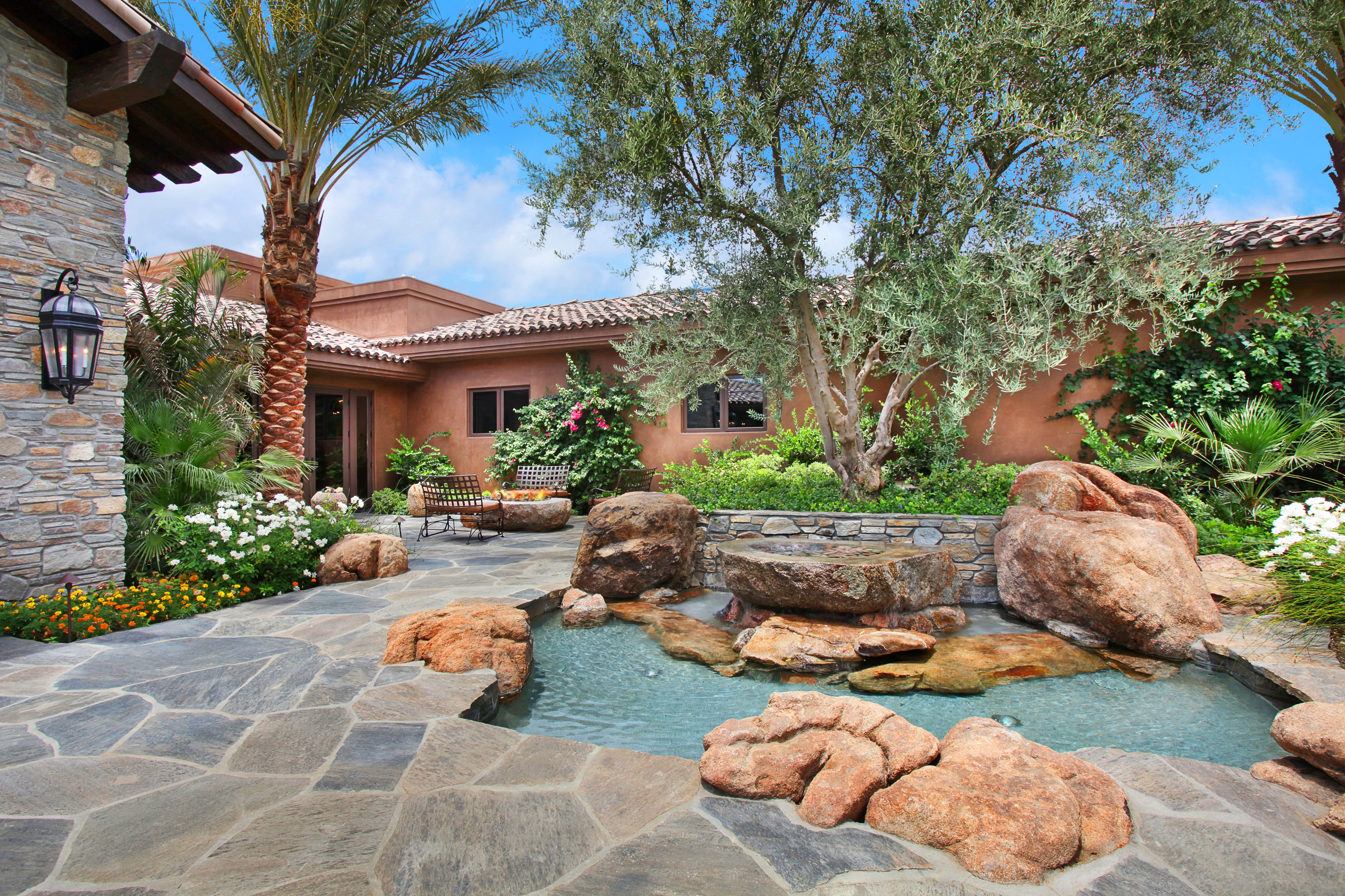 Courtyard with fountain and stone patio in Rancho Mirage, California HD Wallpaper