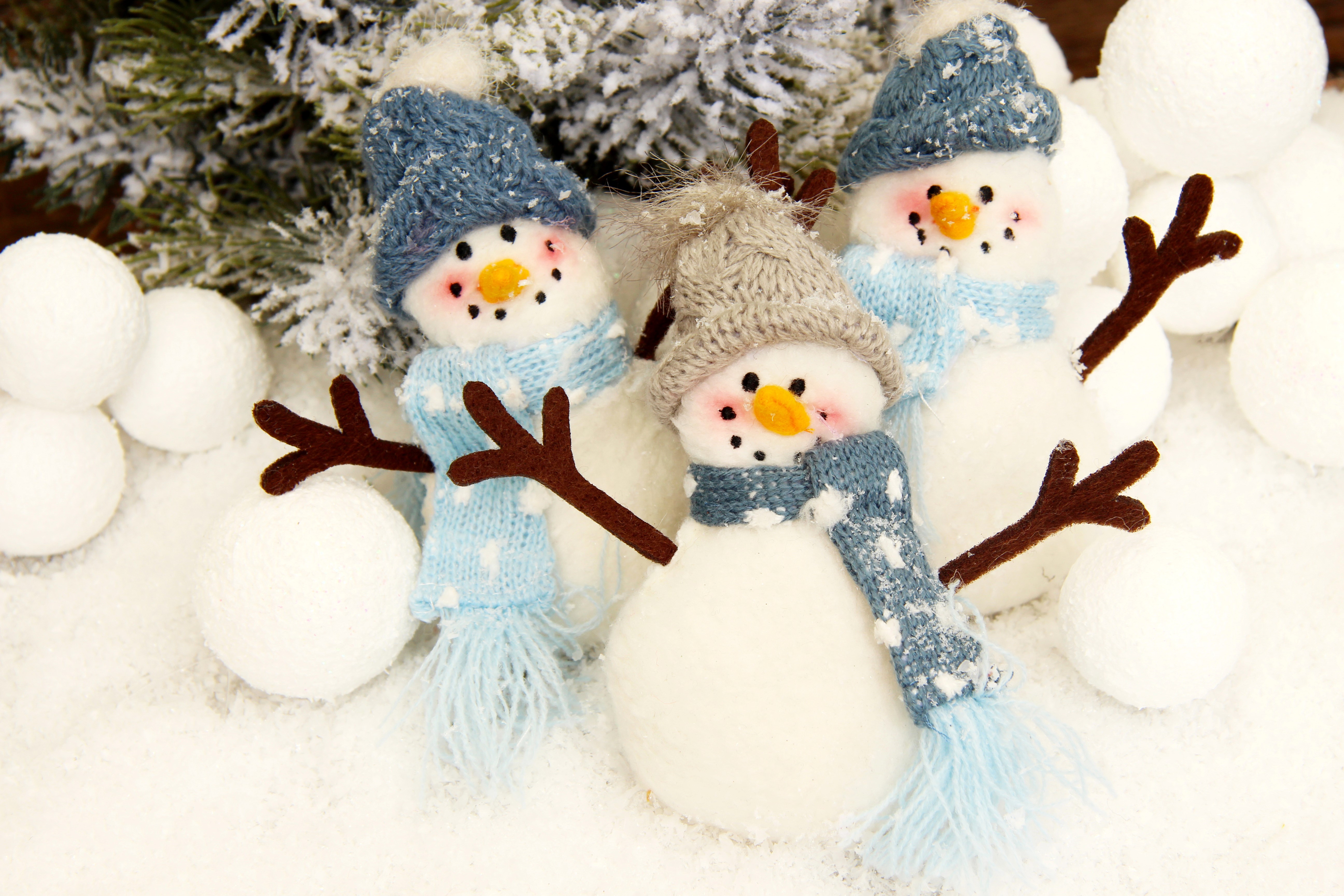 Three snowmen with winter hats and scarves HD Wallpaper
